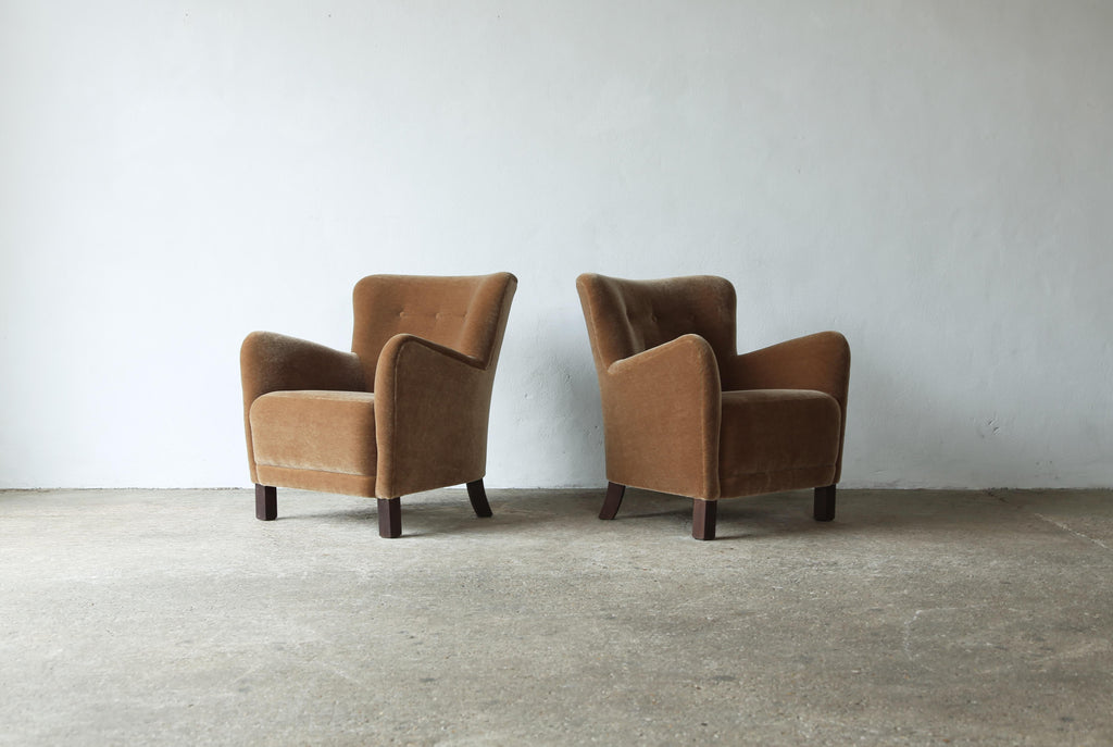 https://a.1stdibscdn.com/pair-of-armchairs-upholstered-in-pure-mohair-for-sale-picture-2/f_22593/f_414599421726234063882/Pair_Mohair_Chairs_Golden_Brown_9_24_master.jpg