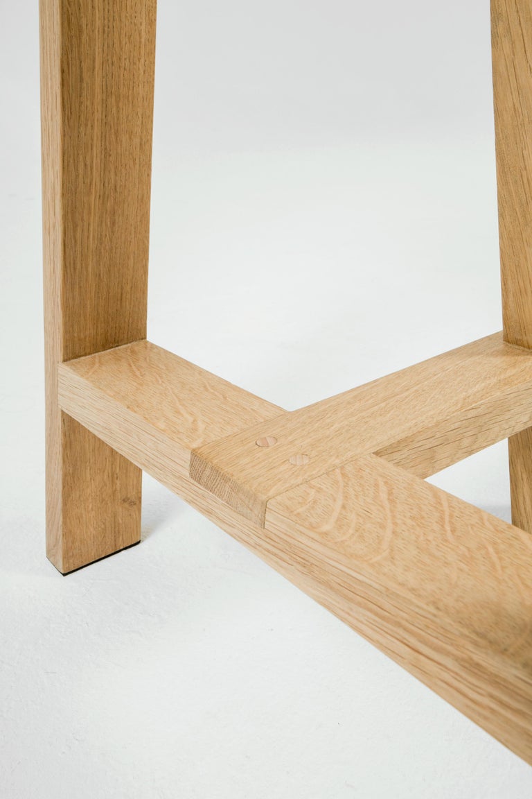 https://a.1stdibscdn.com/set-of-2-small-pausa-oak-stool-by-pierre-emmanuel-vandeputte-for-sale-picture-4/f_12192/f_345208321685452354278/Pausa_stool_MikoMikoStudio_33_master.jpg?width=768