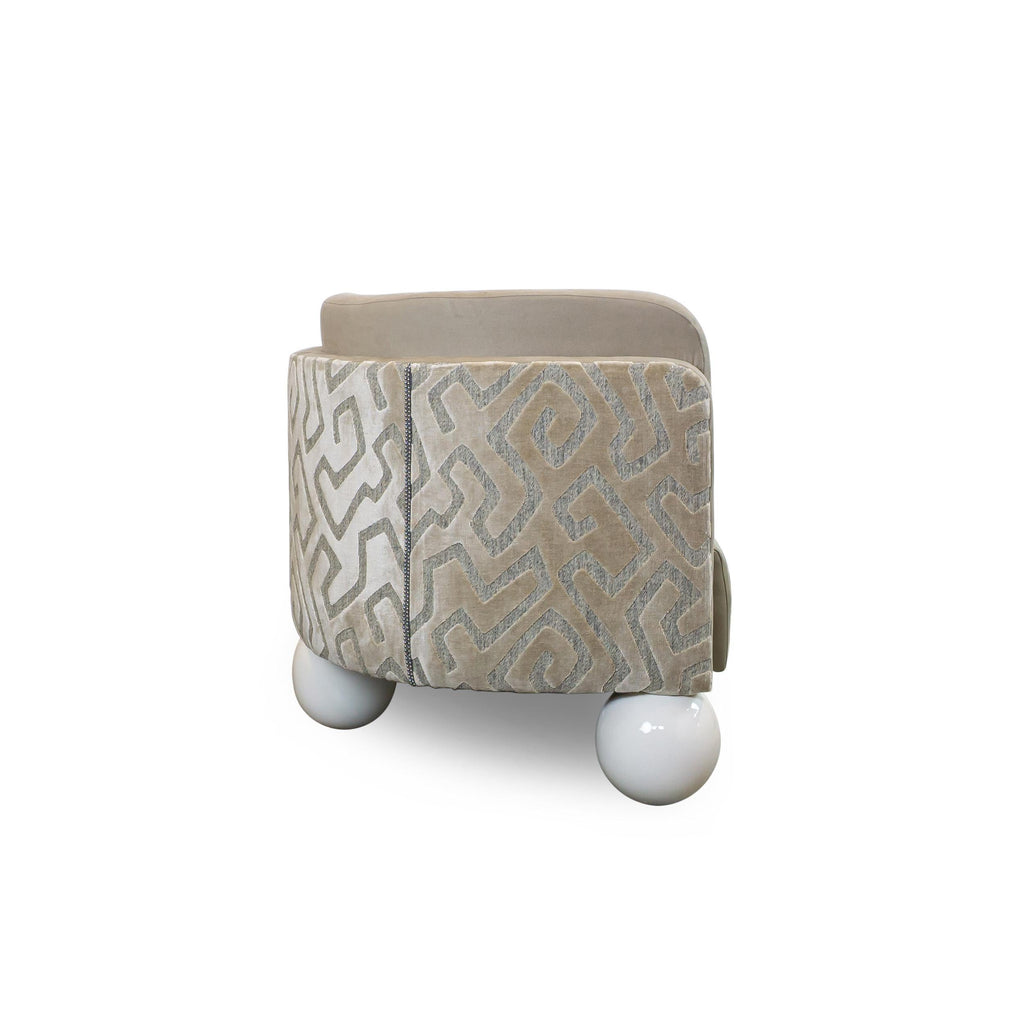 https://a.1stdibscdn.com/tete-a-tete-style-sofa-with-art-deco-influence-and-pearl-like-feet-for-sale-picture-4/f_21233/f_461512421754409568763/Pearl_Banquette_0007_7_master.jpg