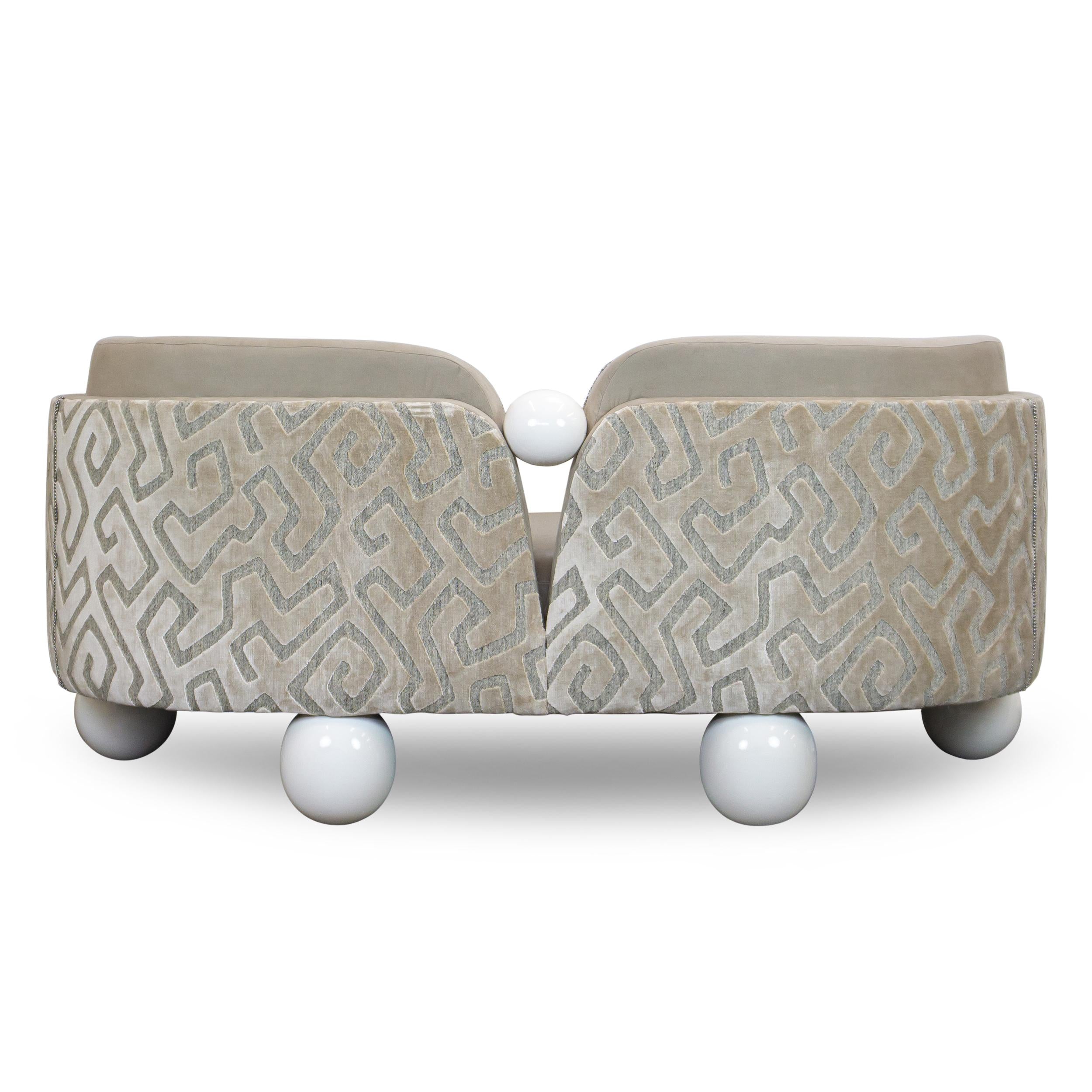 https://a.1stdibscdn.com/tete-a-tete-style-sofa-with-art-deco-influence-and-pearl-like-feet-for-sale-picture-5/f_21233/f_461512421754409570098/Pearl_Banquette_0010_10_master.jpg