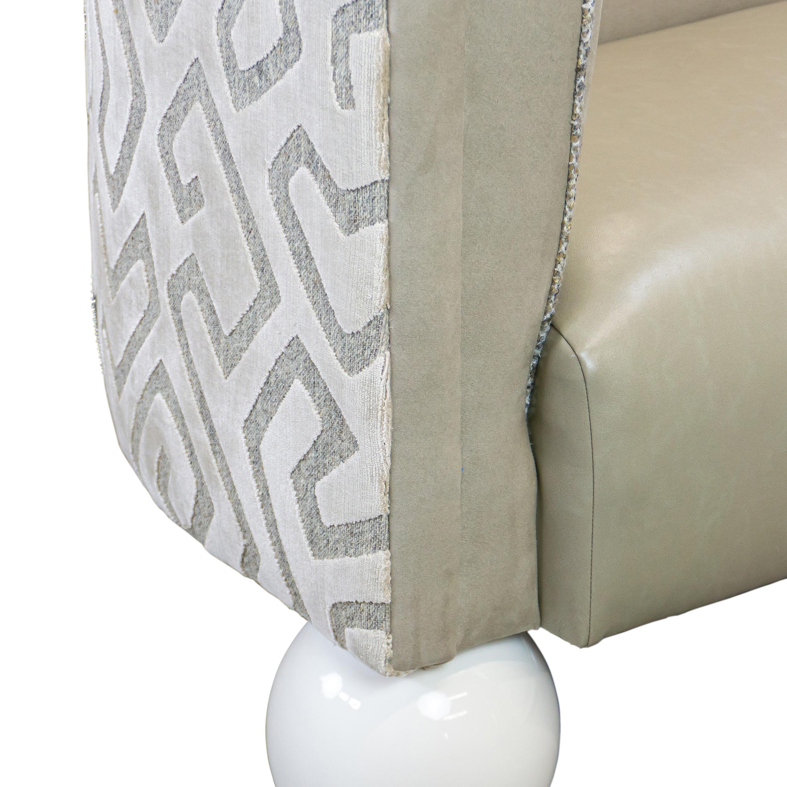 https://a.1stdibscdn.com/tete-a-tete-style-sofa-with-art-deco-influence-and-pearl-like-feet-for-sale-picture-10/f_21233/f_461512421754409670989/Pearl_Banquette_0015_15_master.jpg