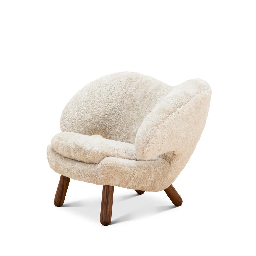 https://a.1stdibscdn.com/finn-juhl-pelican-chair-skandilock-sheep-moonlight-and-wood-for-sale-picture-4/f_14272/f_324457221674811710886/Pelican_Chair_House_of_Finn_Juhl_BJ6A1286_master.jpg