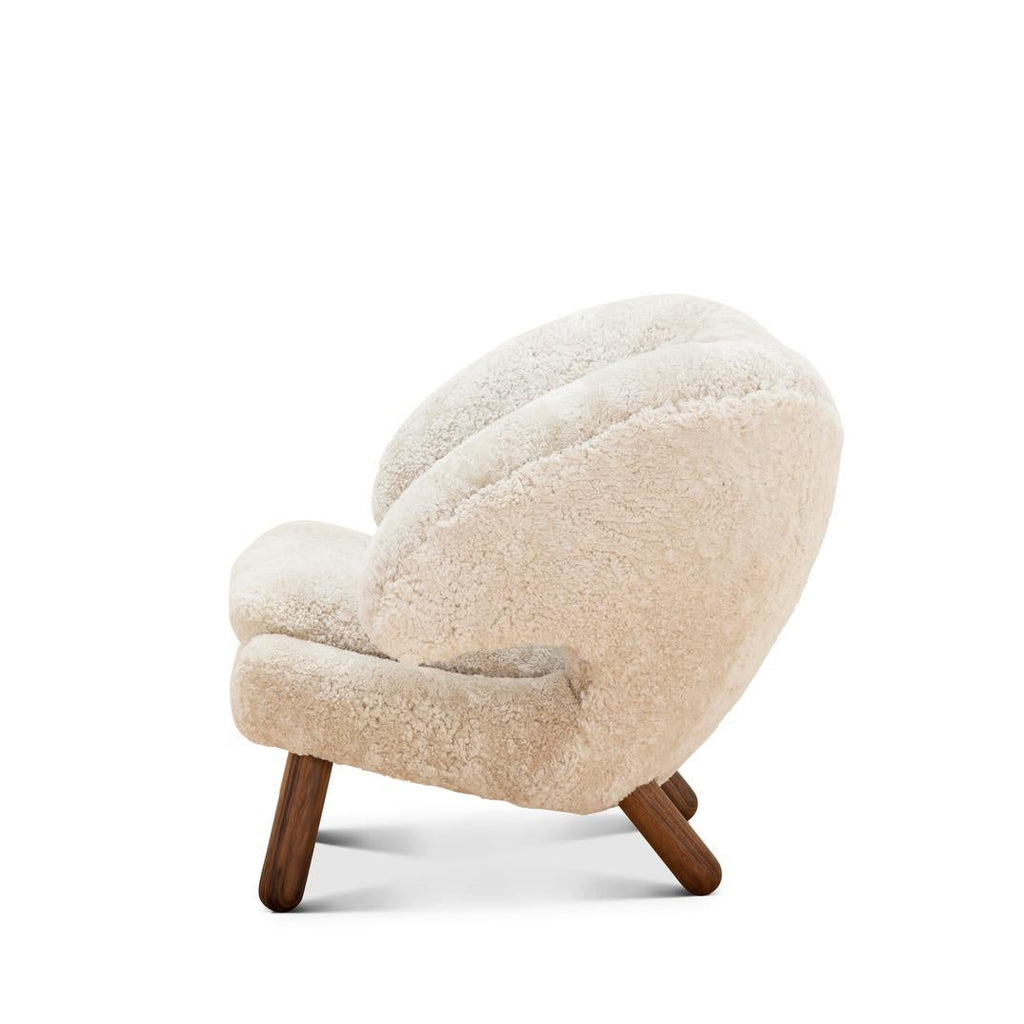 https://a.1stdibscdn.com/finn-juhl-pelican-chair-skandilock-sheep-moonlight-and-wood-for-sale-picture-3/f_14272/f_324457221674811710377/Pelican_Chair_House_of_Finn_Juhl_BJ6A1292_master.jpg