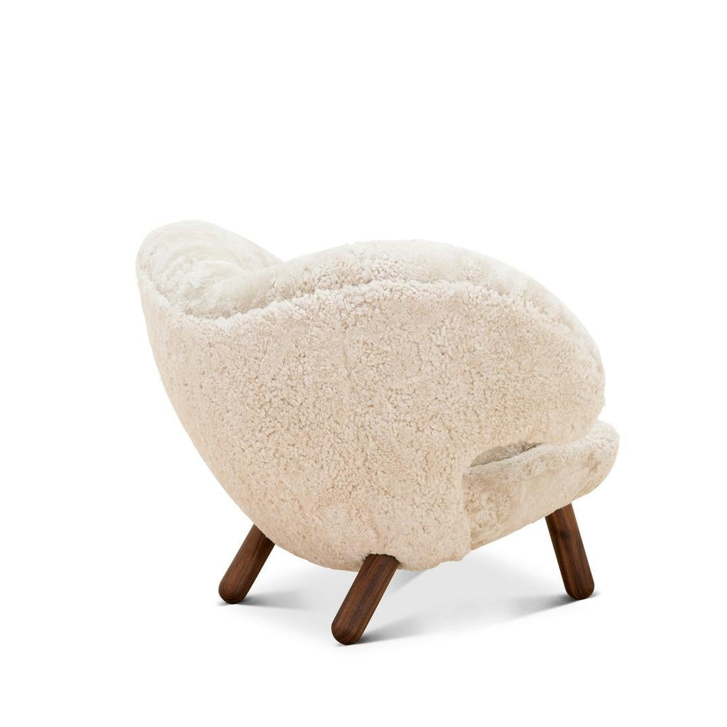https://a.1stdibscdn.com/finn-juhl-pelican-chair-skandilock-sheep-moonlight-and-wood-for-sale-picture-5/f_14272/f_324457221674811711437/Pelican_Chair_House_of_Finn_Juhl_BJ6A1297_master.jpg