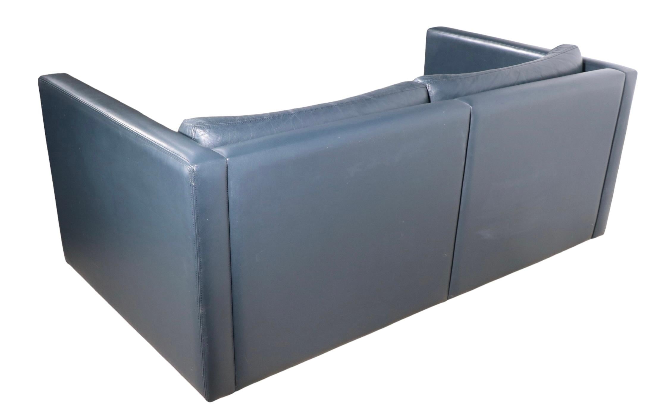https://a.1stdibscdn.com/leather-box-style-loveseat-sofa-by-charles-pfister-for-knoll-for-sale-picture-4/f_9787/f_312881221668344019126/PhotoRoom_003_20221112_195010_master.jpg