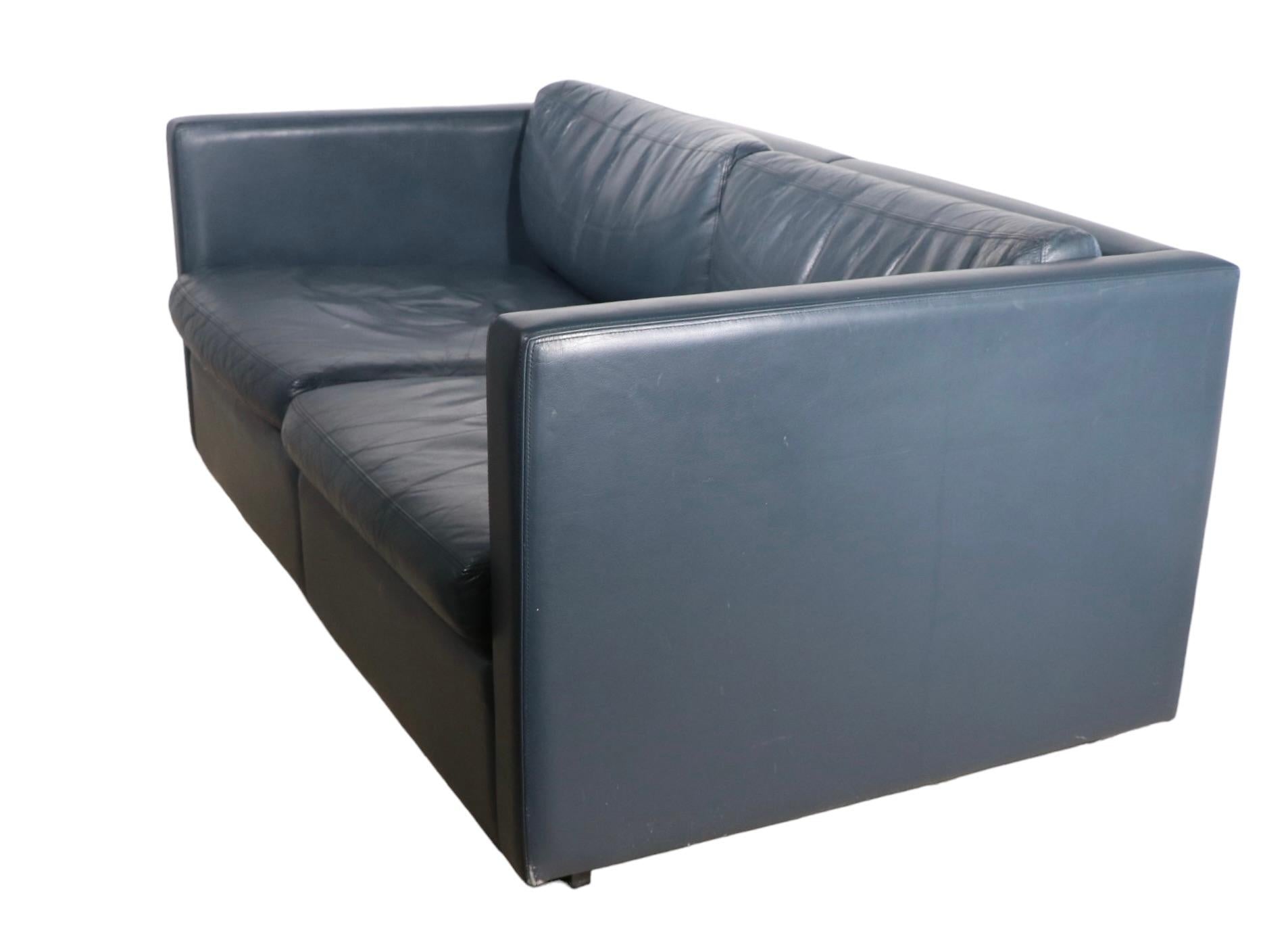 https://a.1stdibscdn.com/leather-box-style-loveseat-sofa-by-charles-pfister-for-knoll-for-sale-picture-5/f_9787/f_312881221668344018989/PhotoRoom_008_20221112_195010_master.jpg