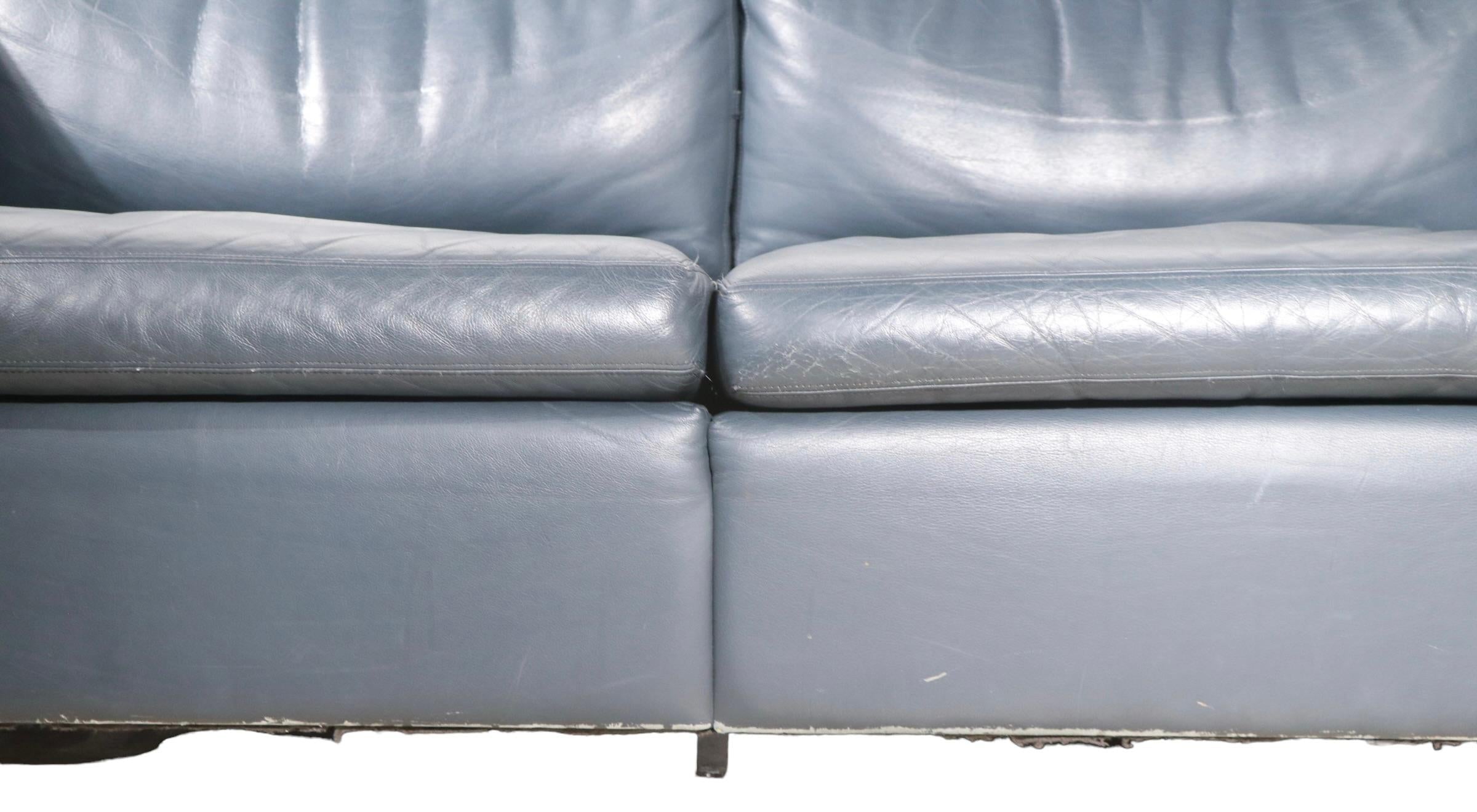 https://a.1stdibscdn.com/leather-box-style-loveseat-sofa-by-charles-pfister-for-knoll-for-sale-picture-9/f_9787/f_312881221668344020273/PhotoRoom_019_20221112_195010_master.jpg