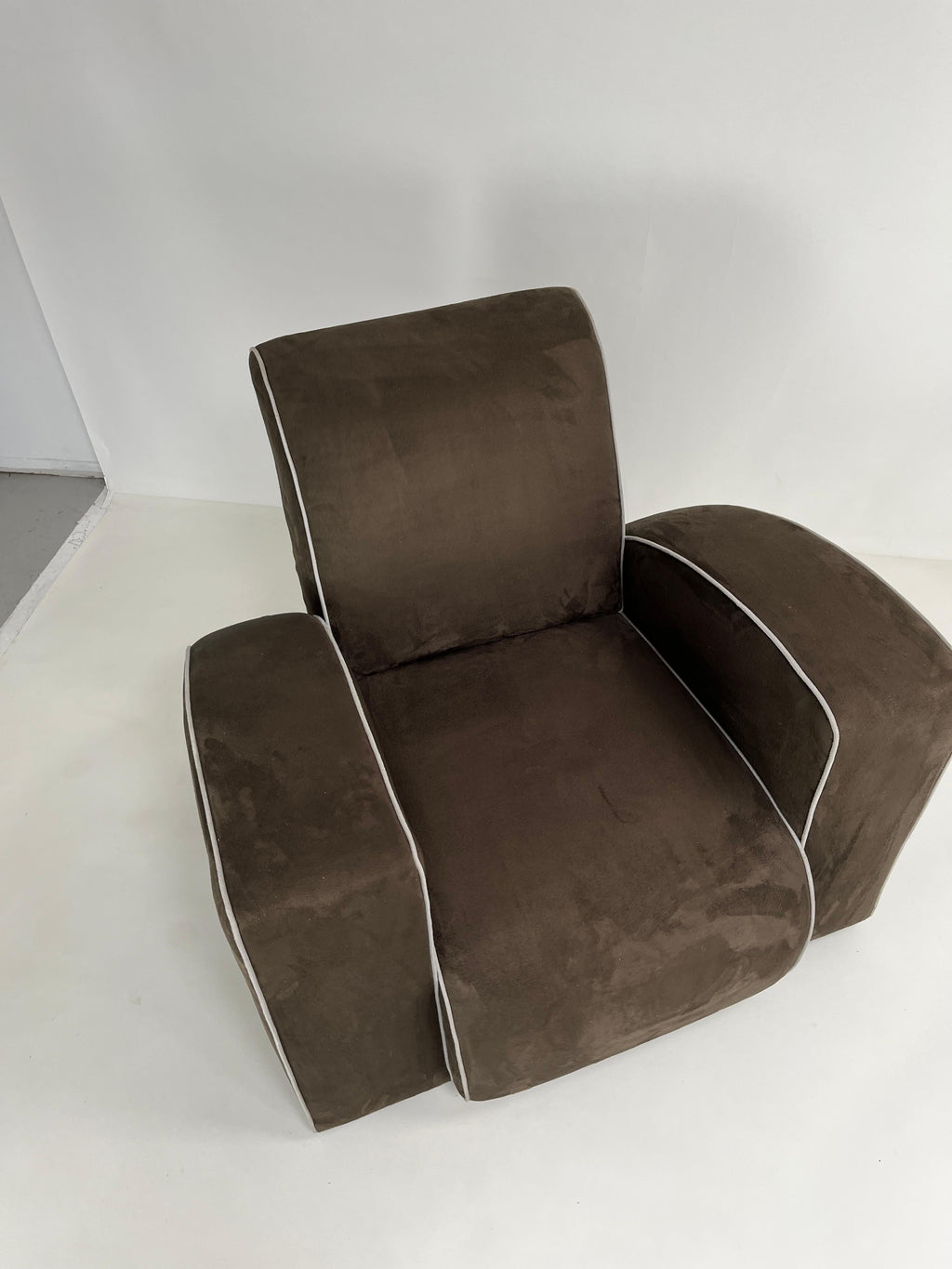 https://a.1stdibscdn.com/valmont-arm-chair-by-bourgeois-boheme-atelier-for-sale-picture-4/f_7949/f_49179222/Photo_Jul_30_2025_1_19_54_1773244376527_master.jpg