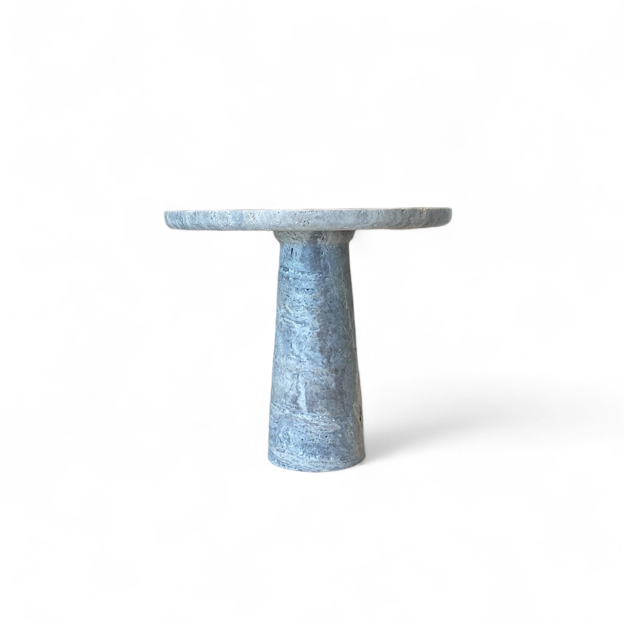 https://a.1stdibscdn.com/ide-coffee-tables-in-silver-travertine-premium-travertine-stone-side-end-table-for-sale-picture-4/f_98492/f_403830421719566252827/Photoroom_20240627_125743_2_master.JPG