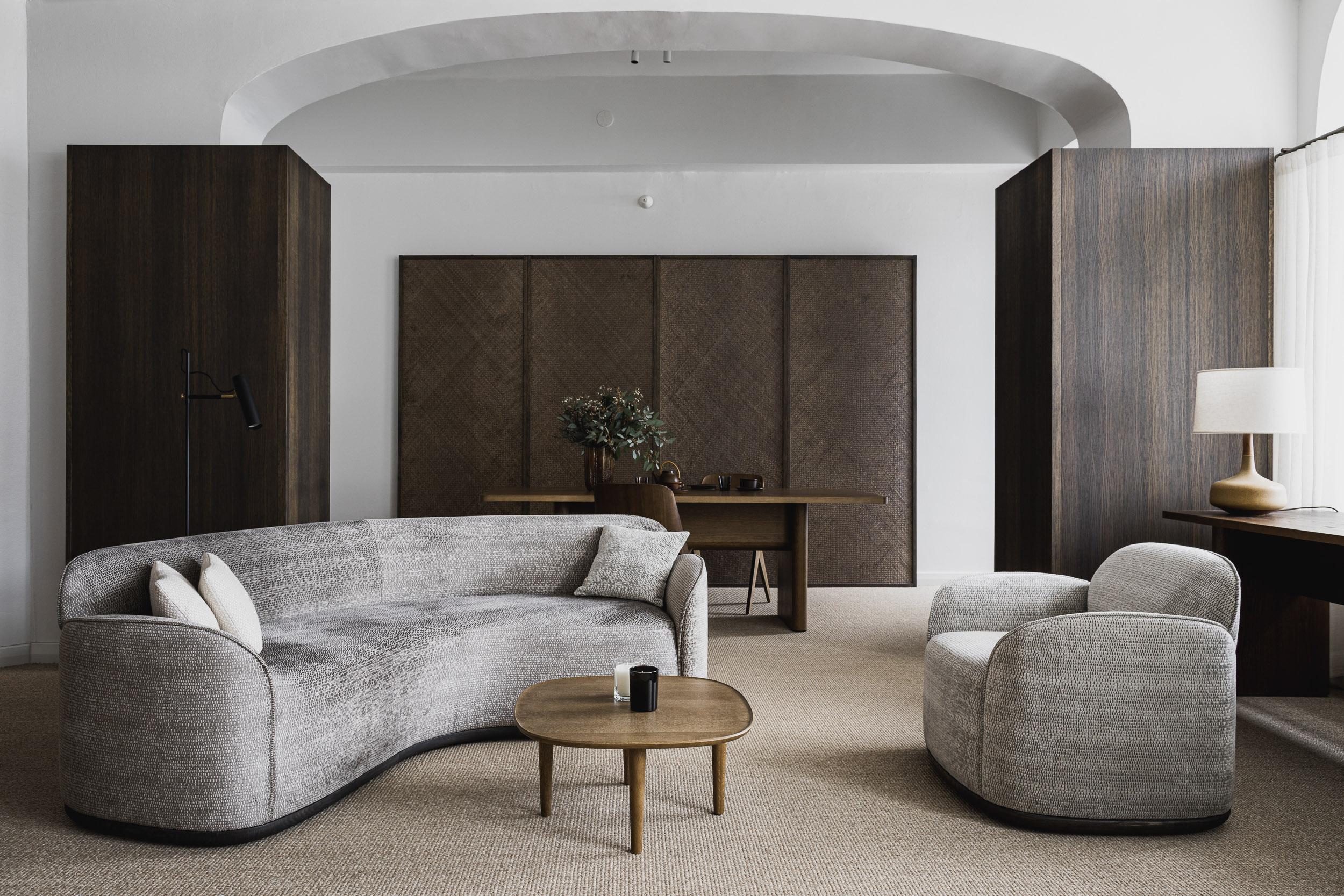 https://a.1stdibscdn.com/contemporary-curved-sofa-unio-by-poiat-tiger-mountain-dedar-for-sale-picture-4/f_31233/f_342305121683803566767/Poiat_Sofa_Unio_Curved_Savannah_Bay_Gallery_2_master.jpg