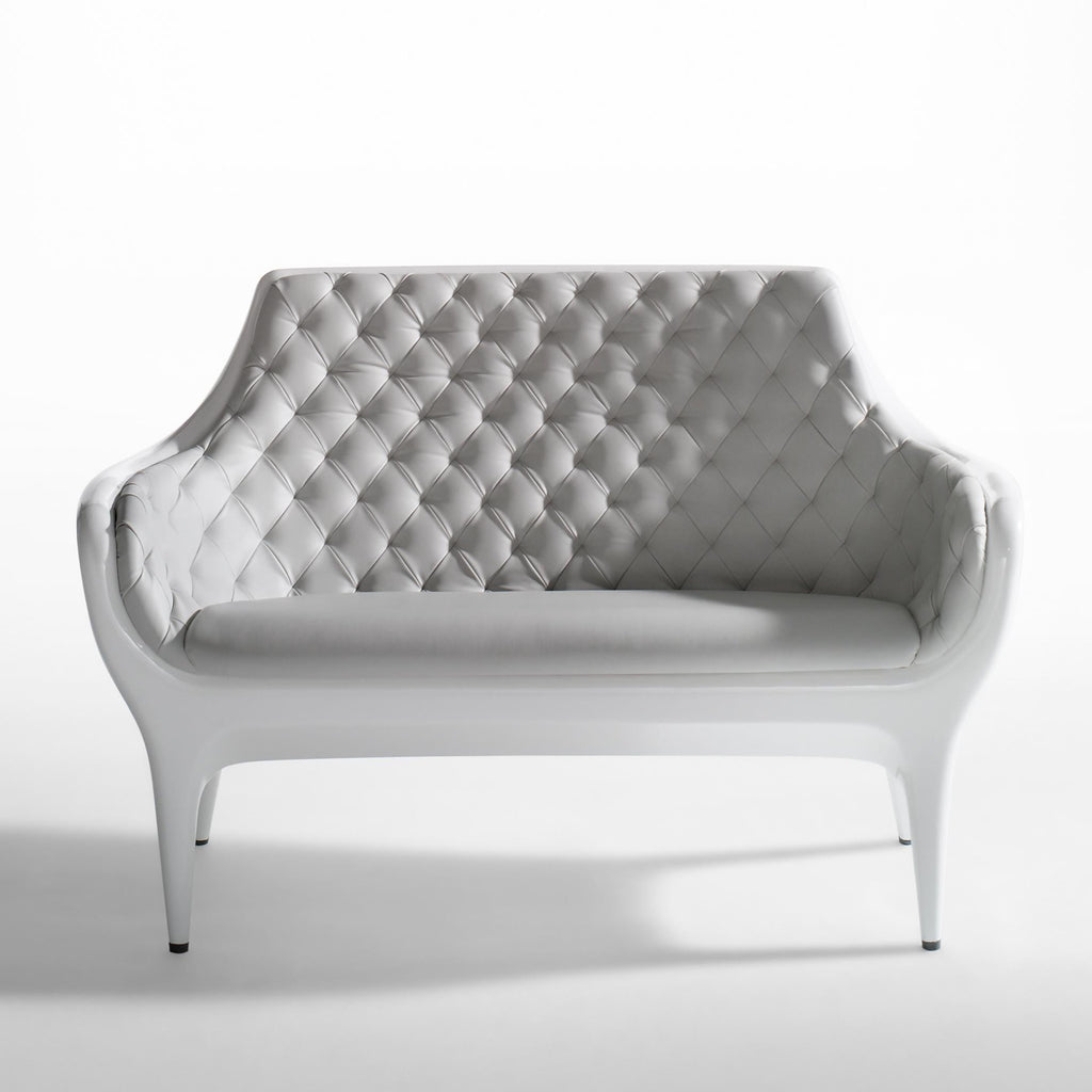 https://a.1stdibscdn.com/white-jaime-hayon-contemporary-showtime-sofa-lacquered-for-sale-picture-4/f_14272/f_325117621675156828126/Poltrona_Double_1_capitone__master.jpg