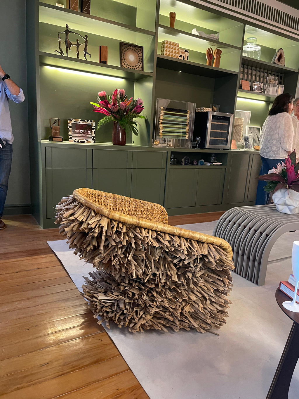 https://a.1stdibscdn.com/easychair-vidigal-brazilian-contemporary-handwoven-natural-fiber-by-lattoog-for-sale-picture-9/f_34261/f_102922131769117375282/Poltrona_Vidigal_com_franja_08_Lattoog_master.jpeg