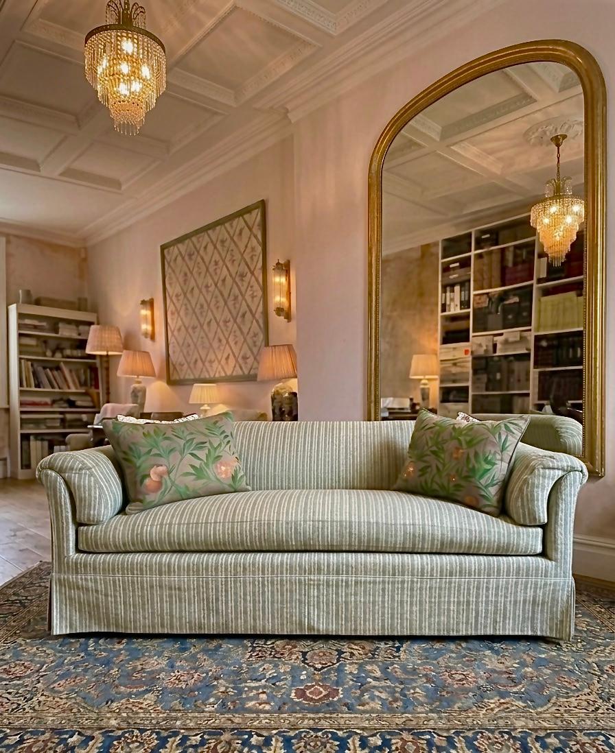 https://a.1stdibscdn.com/portarlington-sofa-in-the-style-of-howard-sons-upholstered-in-susan-deliss-for-sale-picture-2/f_107472/f_479543421774633119760/Portalington_001_master.jpg
