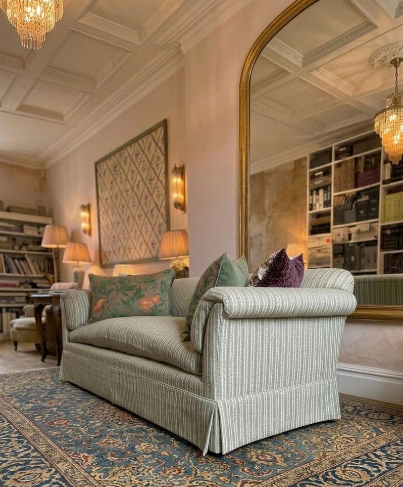 https://a.1stdibscdn.com/portarlington-sofa-in-the-style-of-howard-sons-upholstered-in-susan-deliss-for-sale-picture-3/f_107472/f_479543421774631323265/Portalington_002_master.jpg