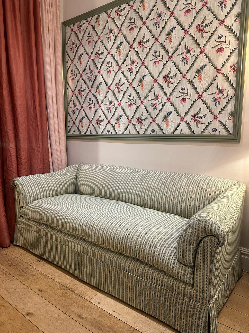 https://a.1stdibscdn.com/portarlington-sofa-in-the-style-of-howard-sons-upholstered-in-susan-deliss-for-sale-picture-2/f_107472/f_479543421767979691834/Portalington_Sofa_09_master.jpg