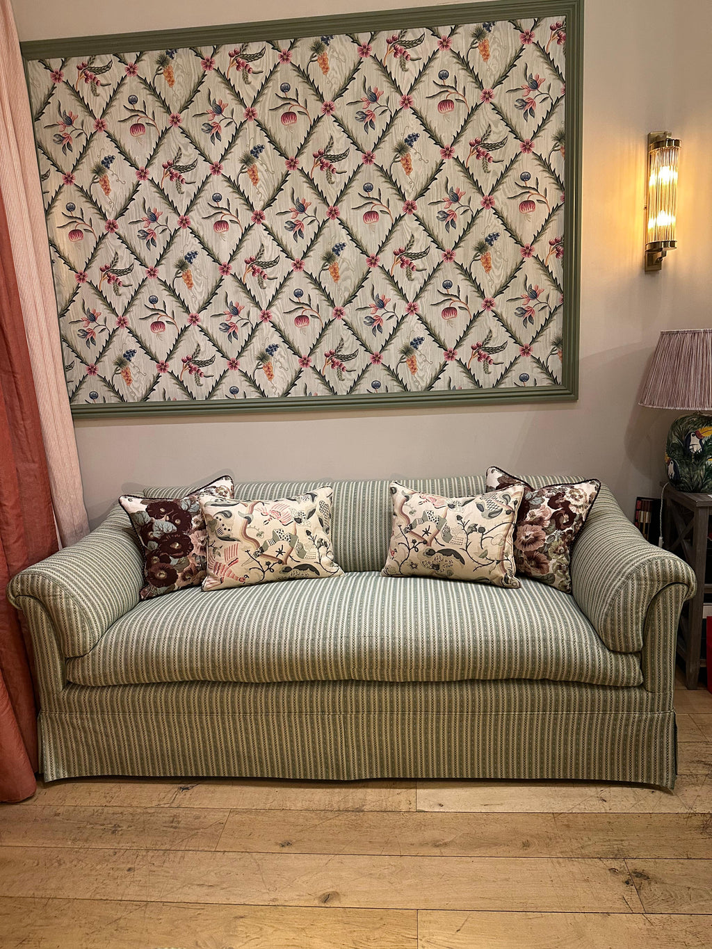 https://a.1stdibscdn.com/portarlington-sofa-in-the-style-of-howard-sons-upholstered-in-susan-deliss-for-sale-picture-2/f_107472/f_479543421767988412043/Portalington_Sofa_10_master.jpg