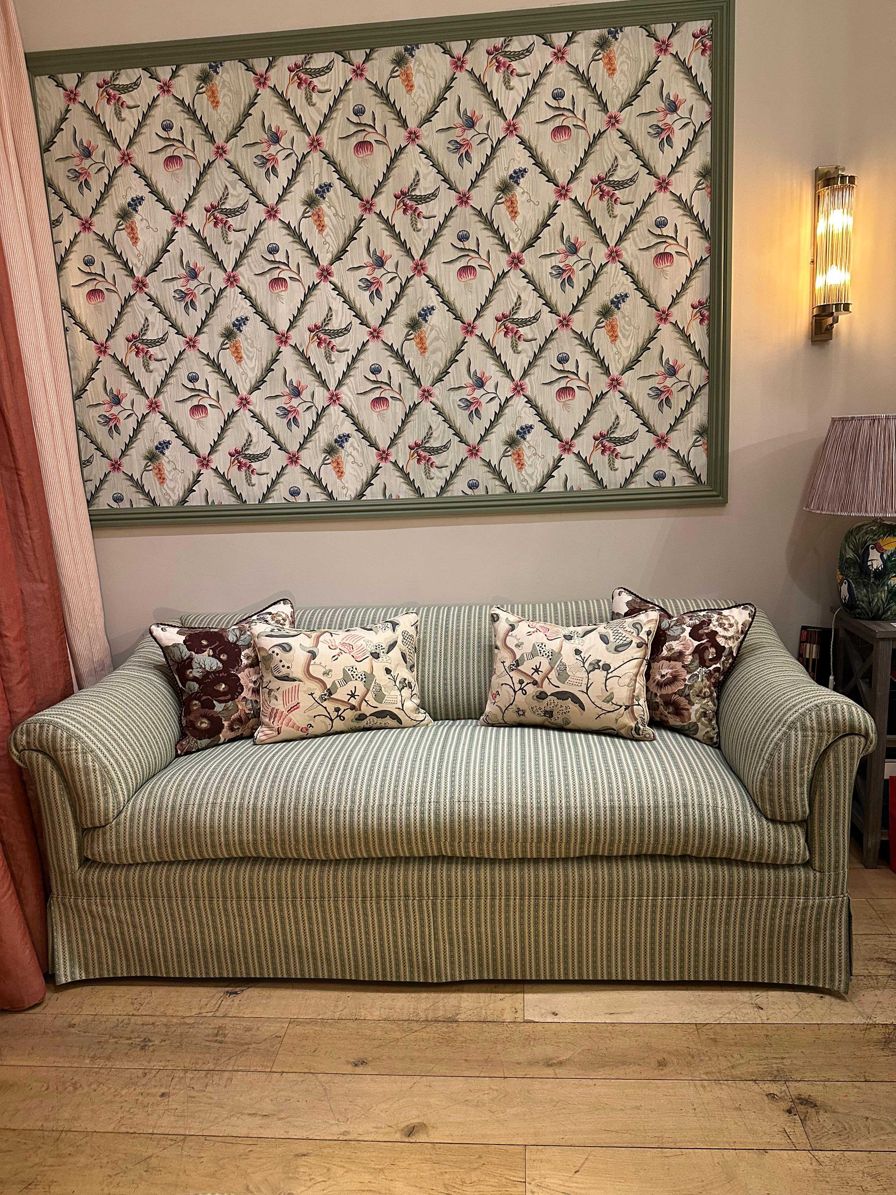 https://a.1stdibscdn.com/portarlington-sofa-in-the-style-of-howard-sons-upholstered-in-susan-deliss-for-sale-picture-2/f_107472/f_479543421767988412043/Portalington_Sofa_10_master.jpg