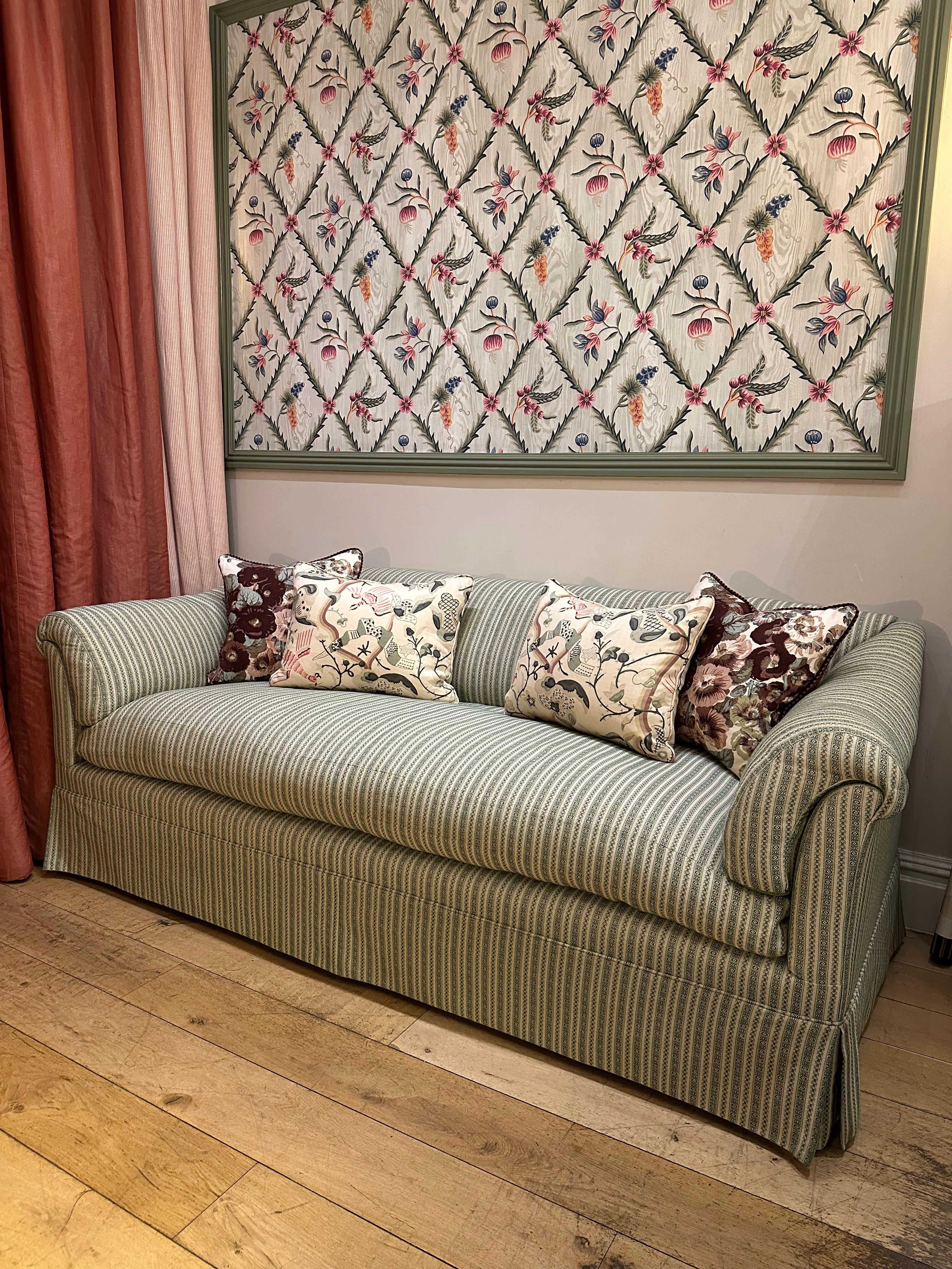 https://a.1stdibscdn.com/portarlington-sofa-in-the-style-of-howard-sons-upholstered-in-susan-deliss-for-sale-picture-9/f_107472/f_479543421767980299985/Portalington_Sofa_11_master.jpg