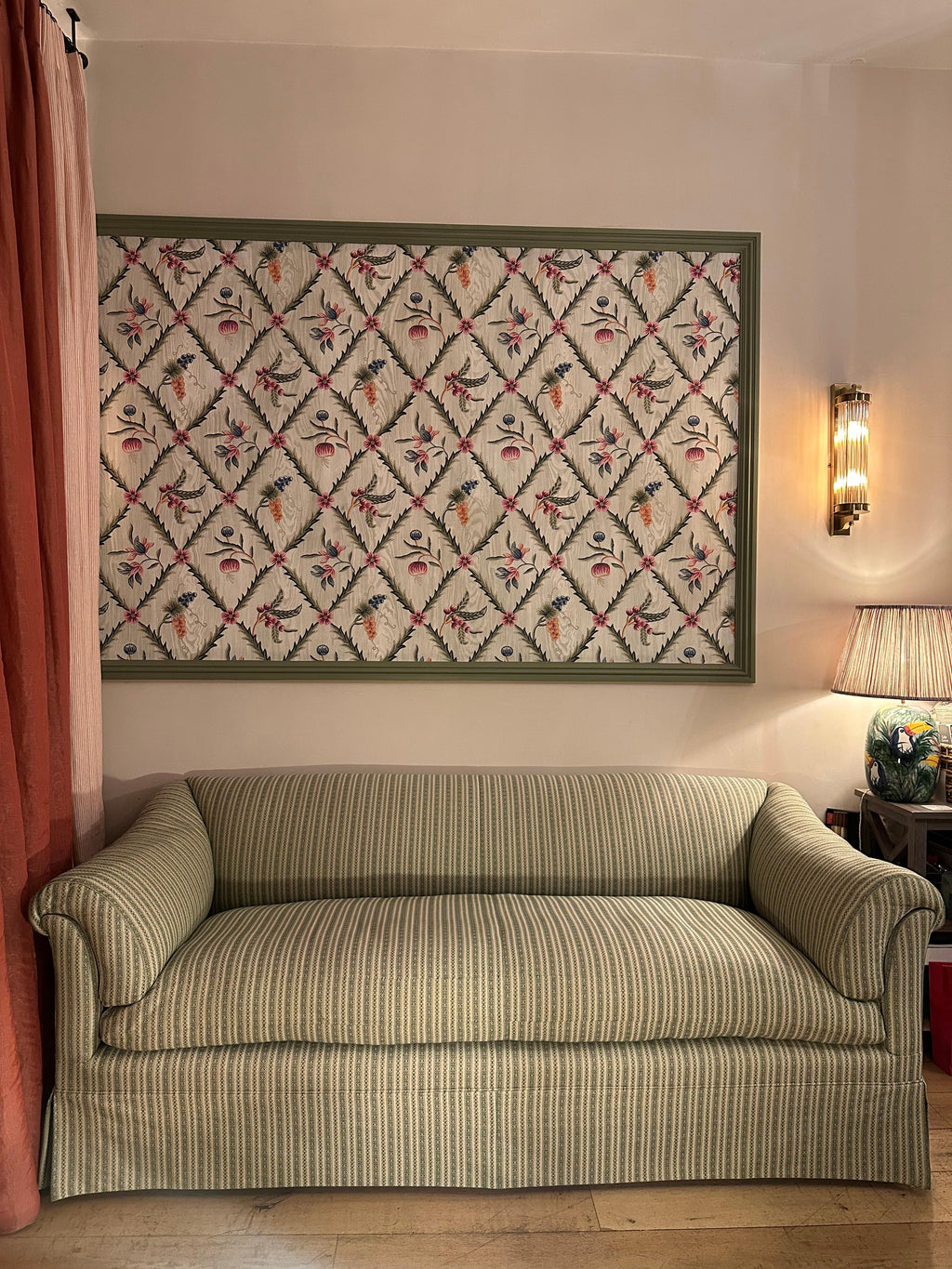 https://a.1stdibscdn.com/portarlington-sofa-in-the-style-of-howard-sons-upholstered-in-susan-deliss-for-sale-picture-10/f_107472/f_479543421767980986388/Portalington_Sofa_14_master.jpg
