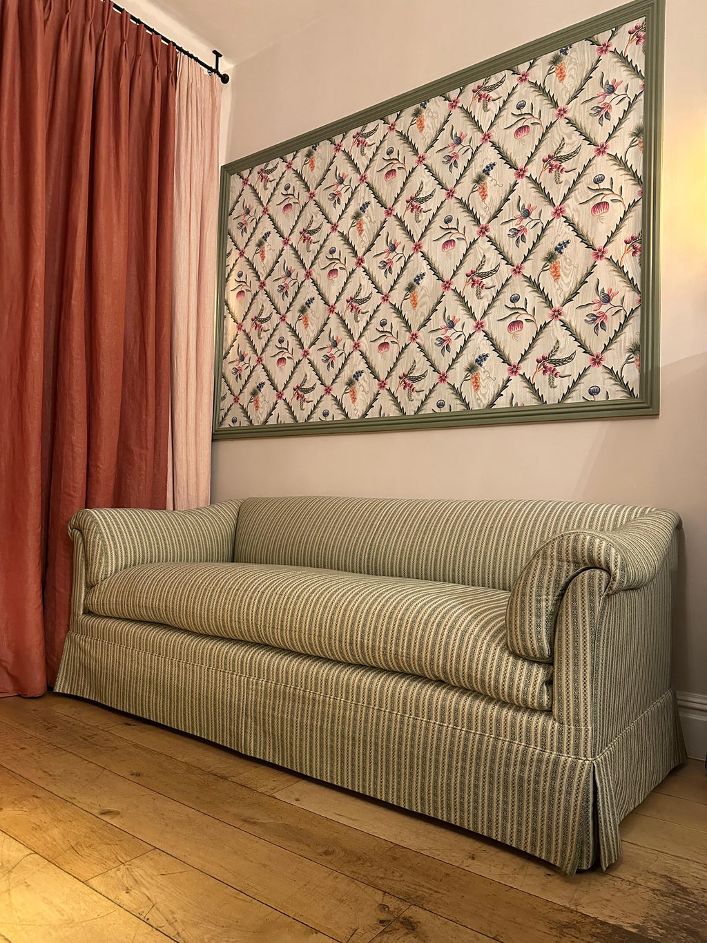https://a.1stdibscdn.com/portarlington-sofa-in-the-style-of-howard-sons-upholstered-in-susan-deliss-for-sale-picture-6/f_107472/f_479543421767981115367/Portalington_Sofa_15_master.jpg