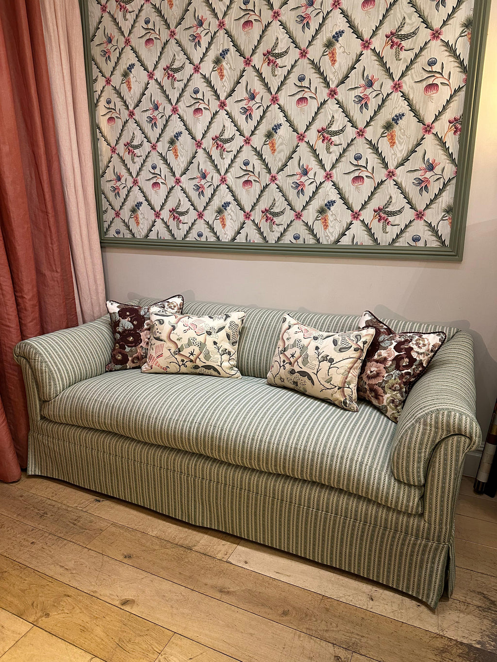 https://a.1stdibscdn.com/portarlington-sofa-in-the-style-of-howard-sons-upholstered-in-susan-deliss-for-sale-picture-4/f_107472/f_479543421767980411581/Portalinton_Sofa_12_master.jpg