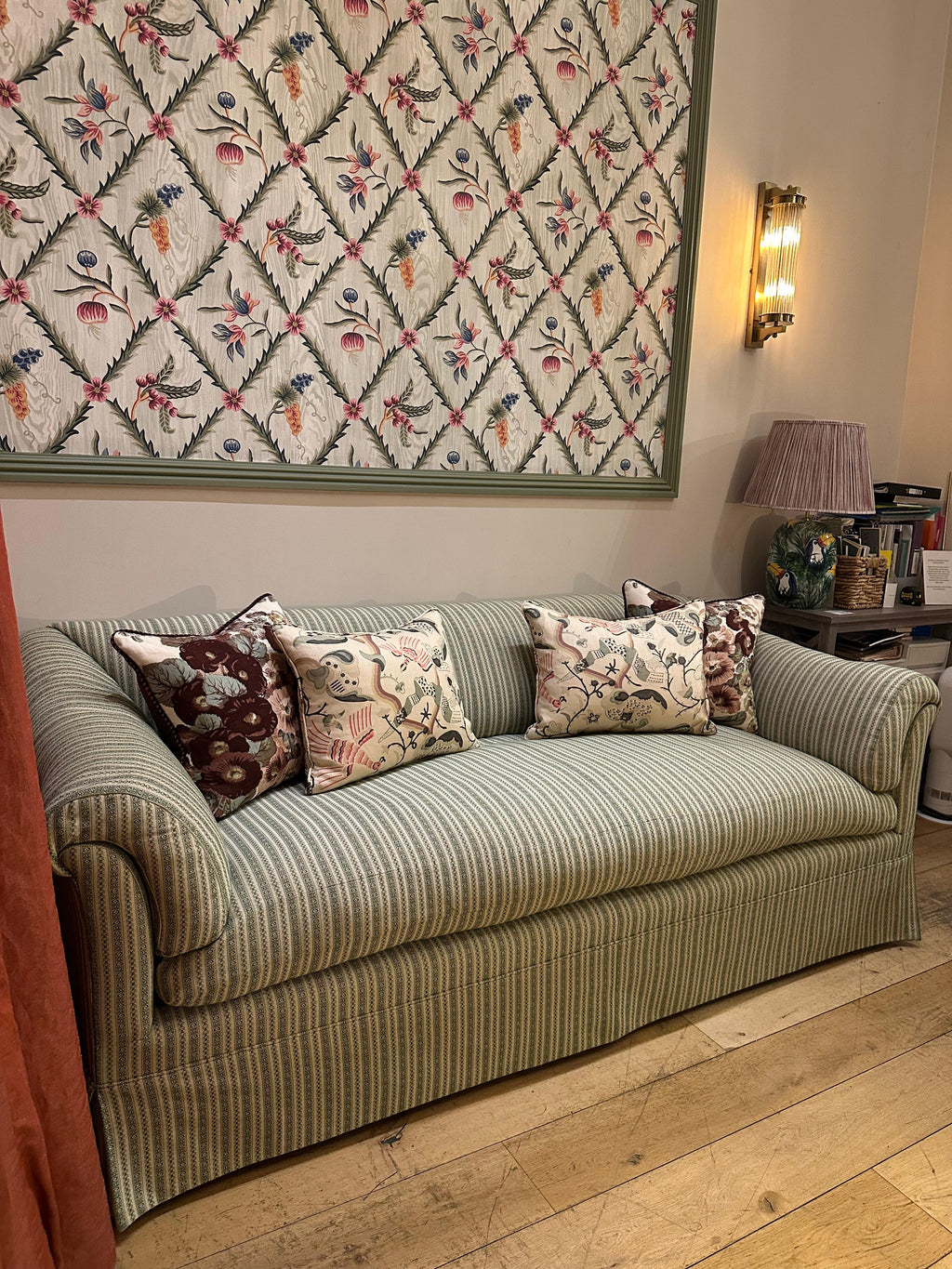 https://a.1stdibscdn.com/portarlington-sofa-in-the-style-of-howard-sons-upholstered-in-susan-deliss-for-sale-picture-9/f_107472/f_479543421767980693803/Portalinton_Sofa_13_master.jpg