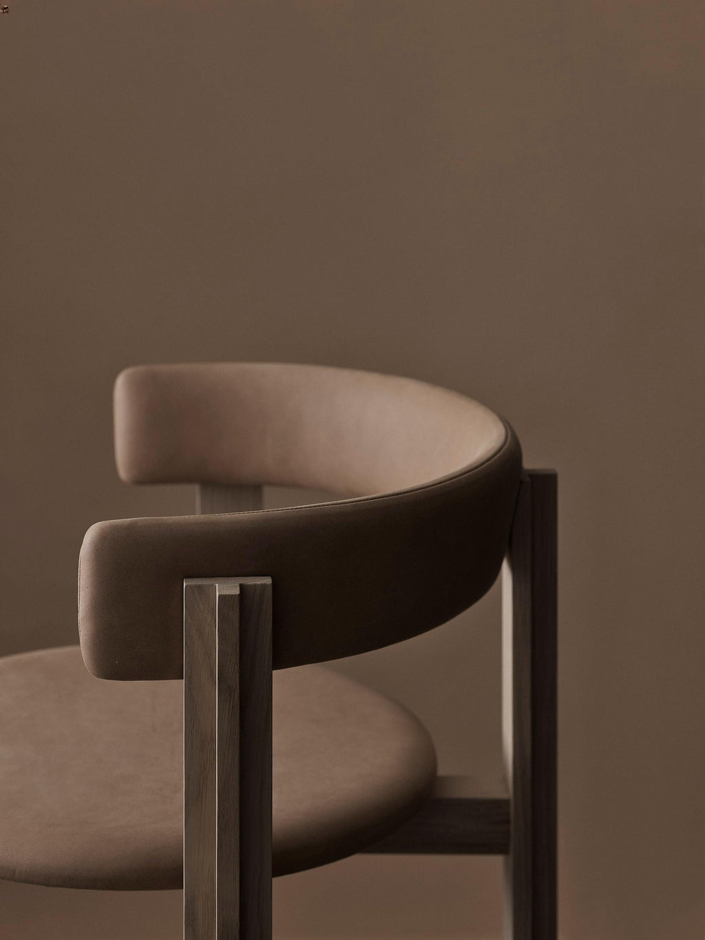 https://a.1stdibscdn.com/bodil-kjaer-principal-chair-for-karakter-for-sale-picture-4/f_14272/f_416908121727677112237/Principal_chair_Soft_Pack_Terra_Silt_leather_02_2__master.jpg