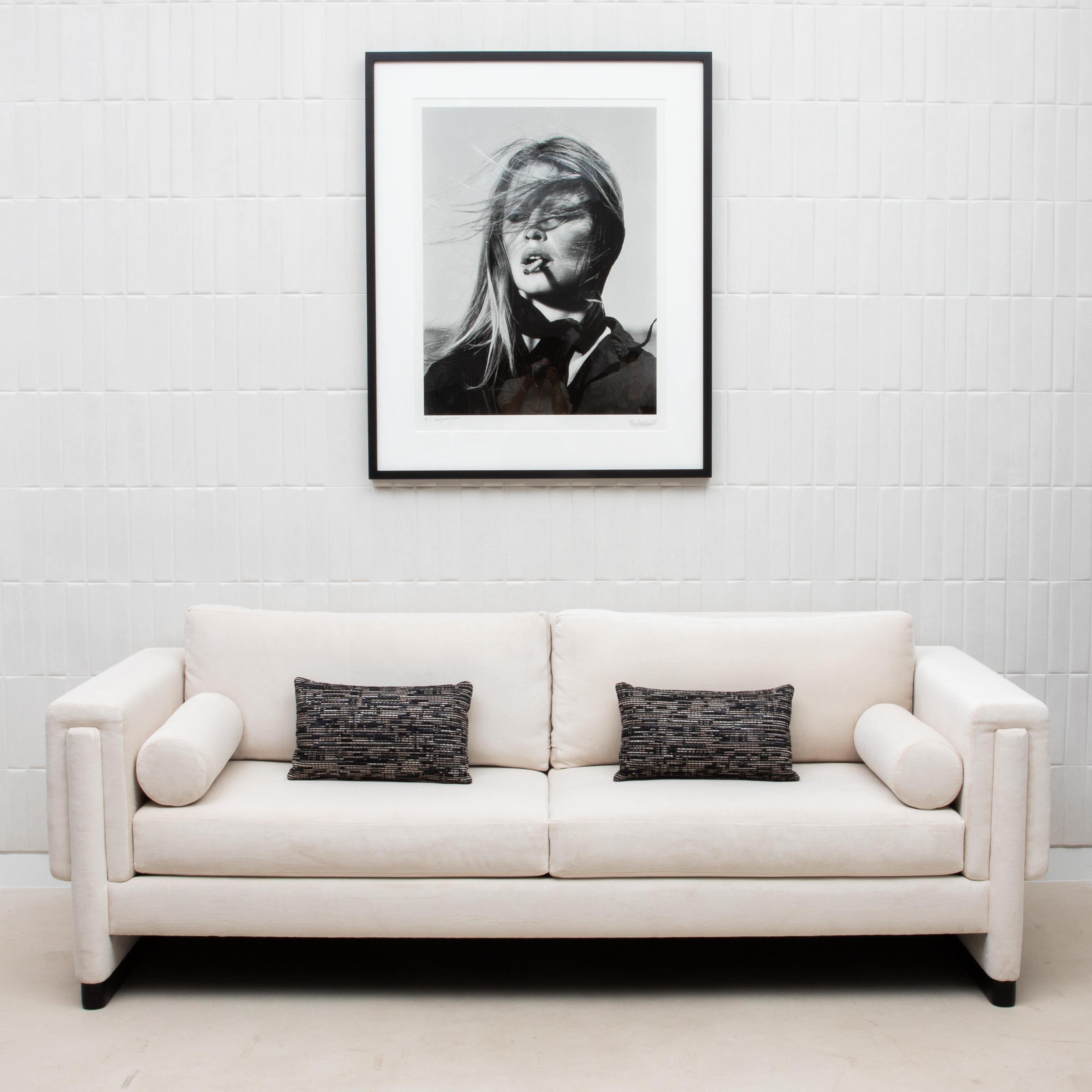 https://a.1stdibscdn.com/modern-cream-velvet-sofa-by-mogul-for-sale-picture-4/f_98622/f_426297921733532521000/Product_2_004_master.jpg