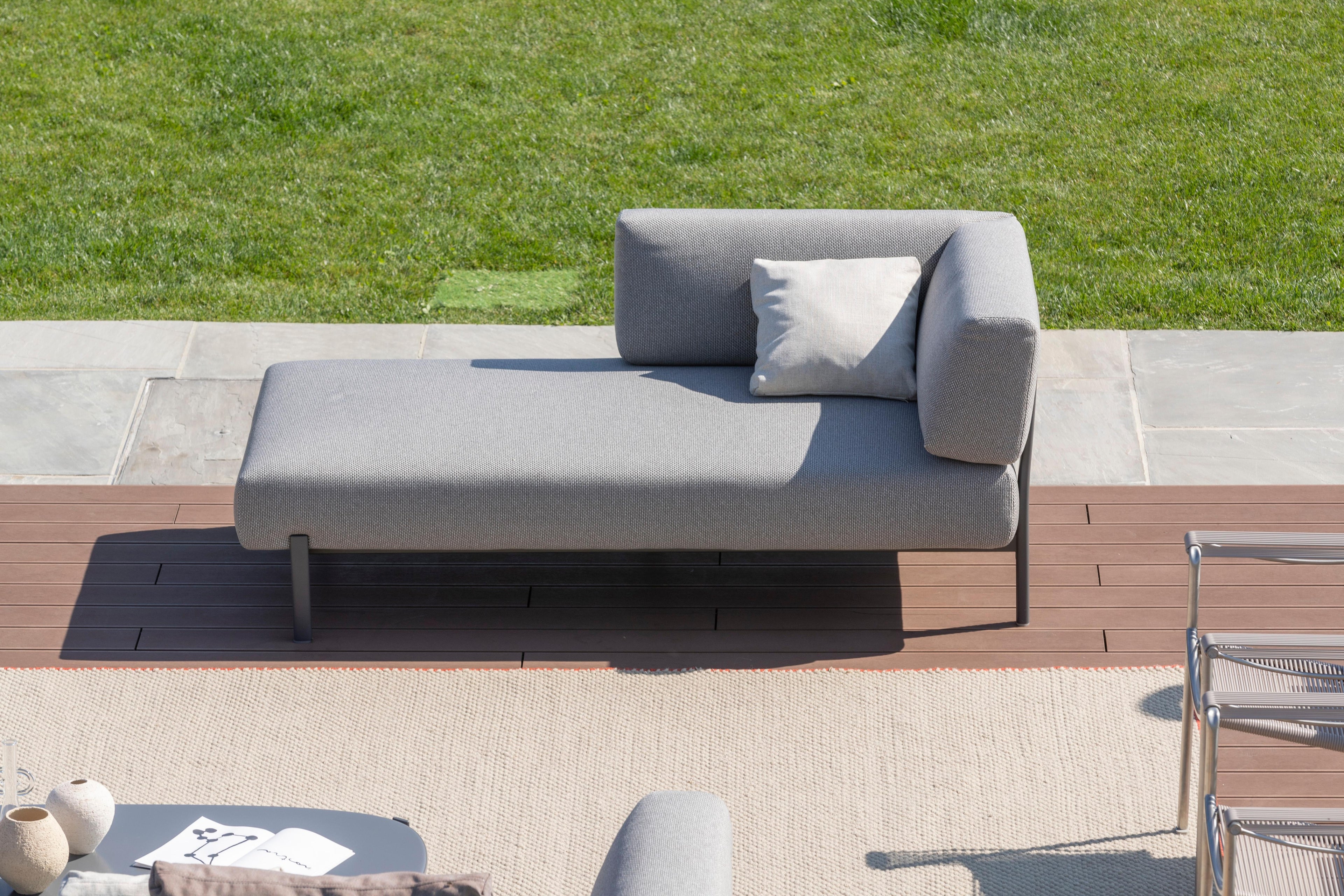 https://a.1stdibscdn.com/alias-t05t04t06t10-ten-outdoor-sofa-set-and-table-in-white-w-lacquered-frame-for-sale-picture-10/22569652/f_310341021666874180443/_Q7I0405_4__master.jpg