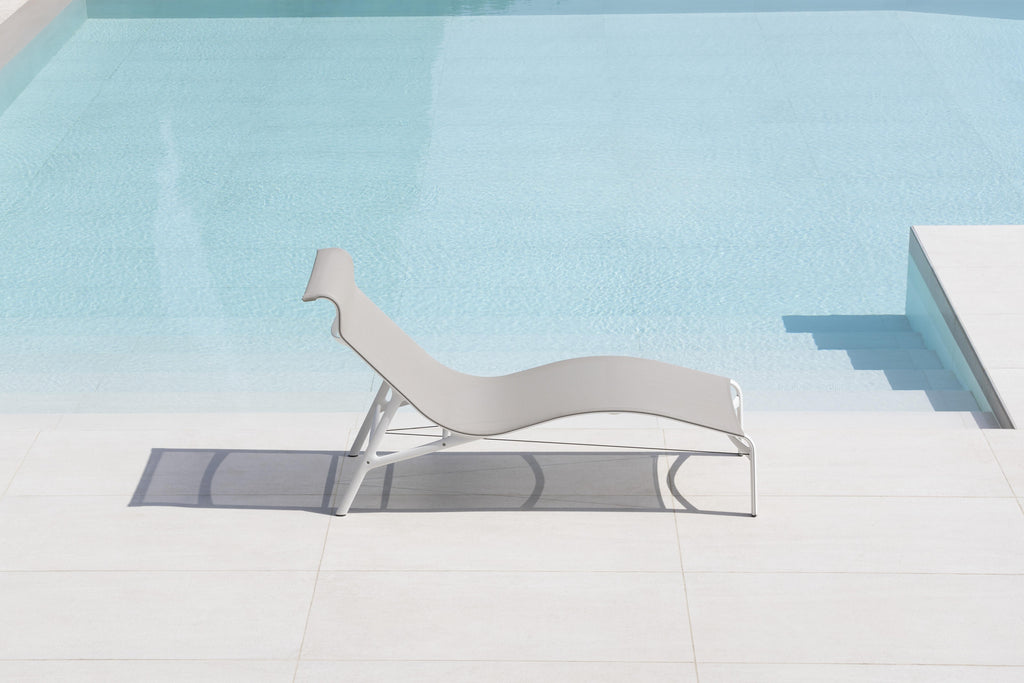 https://a.1stdibscdn.com/alias-419o-longframe-outdoor-chair-in-white-mesh-with-lacquered-aluminum-frame-for-sale-picture-2/22569652/f_308184321665581381407/_Q7I7191_master.jpg