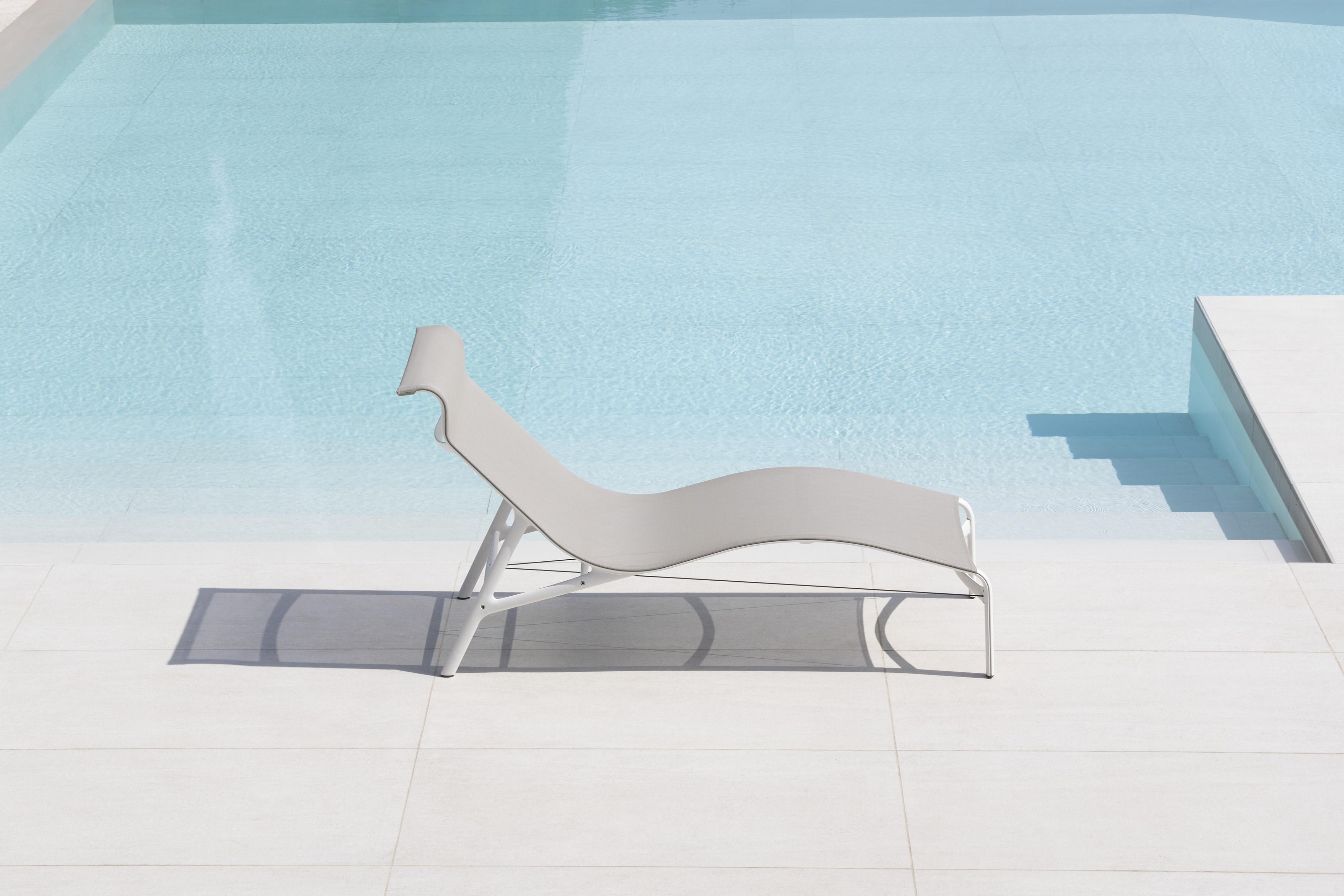 https://a.1stdibscdn.com/alias-419o-longframe-outdoor-chair-in-white-mesh-with-lacquered-aluminum-frame-for-sale-picture-2/22569652/f_308184321665581381407/_Q7I7191_master.jpg