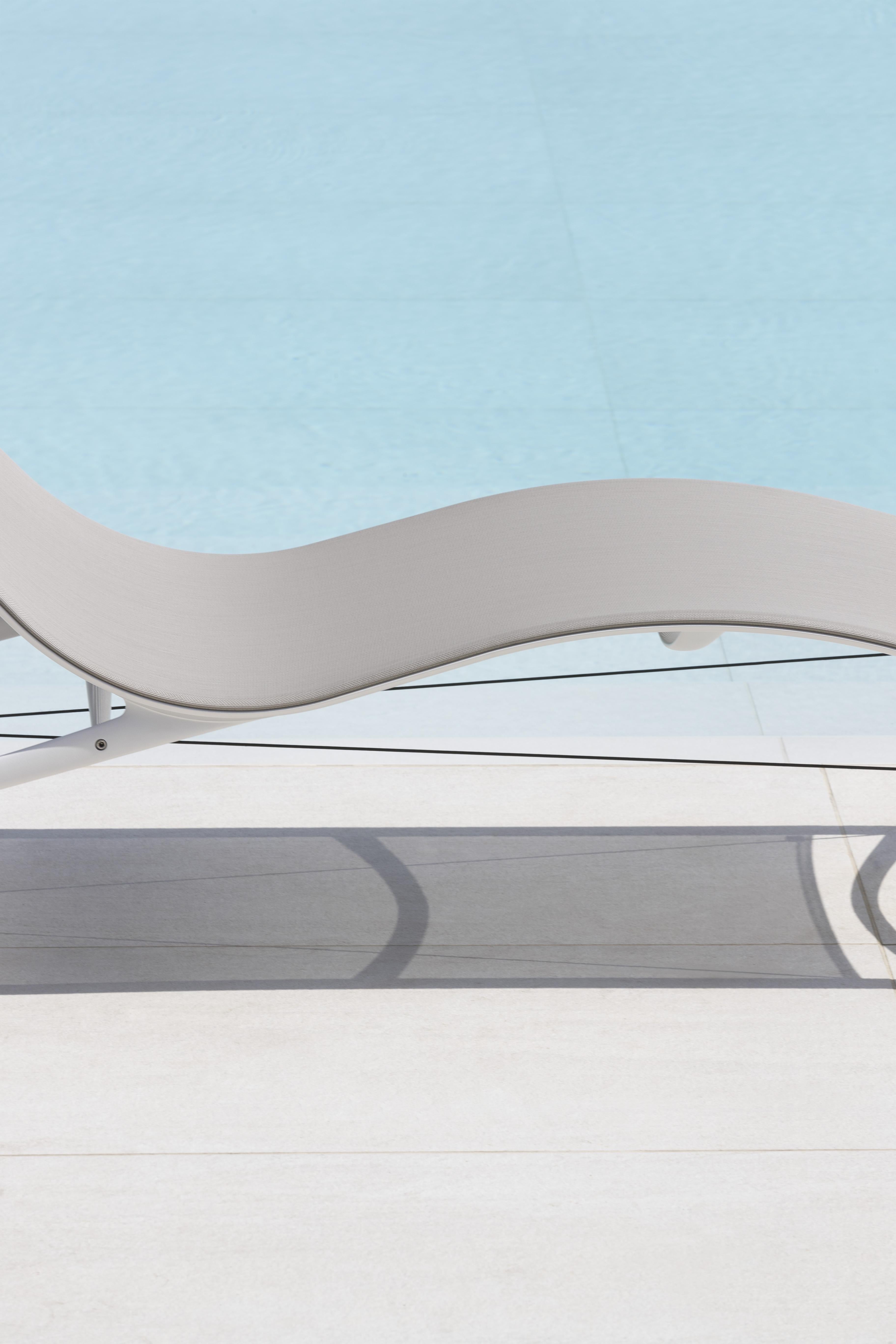 https://a.1stdibscdn.com/alias-419o-longframe-outdoor-chair-in-white-mesh-with-lacquered-aluminum-frame-for-sale-picture-3/22569652/f_308184321665581382051/_Q7I7198_master.jpg