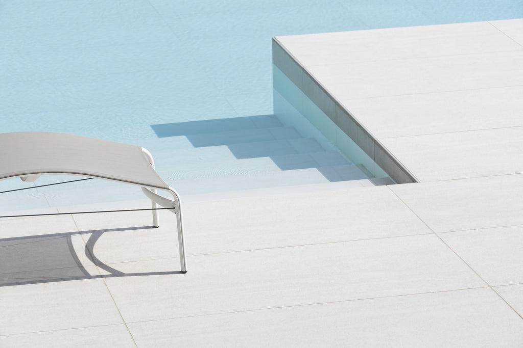 https://a.1stdibscdn.com/alias-419o-longframe-outdoor-chair-in-white-mesh-with-lacquered-aluminum-frame-for-sale-picture-4/22569652/f_308184321665581382323/_Q7I7199_master.jpg