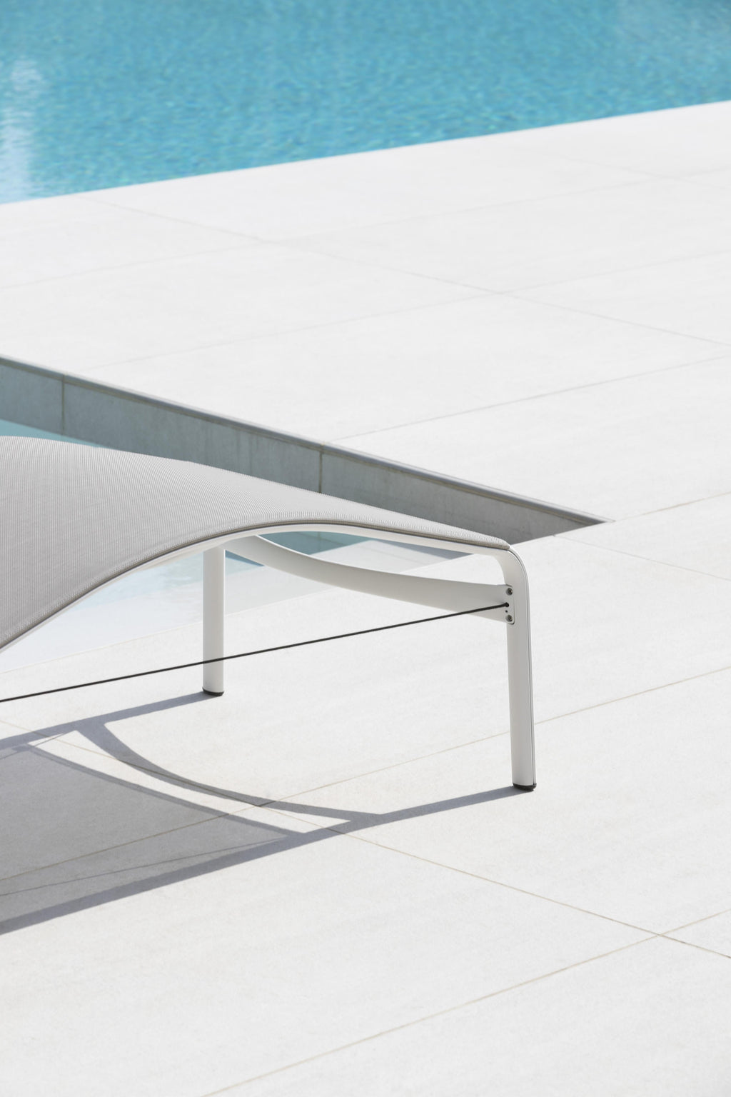 https://a.1stdibscdn.com/alias-419o-longframe-outdoor-chair-in-white-mesh-with-lacquered-aluminum-frame-for-sale-picture-6/22569652/f_308184321665581383340/_Q7I7207_master.jpg
