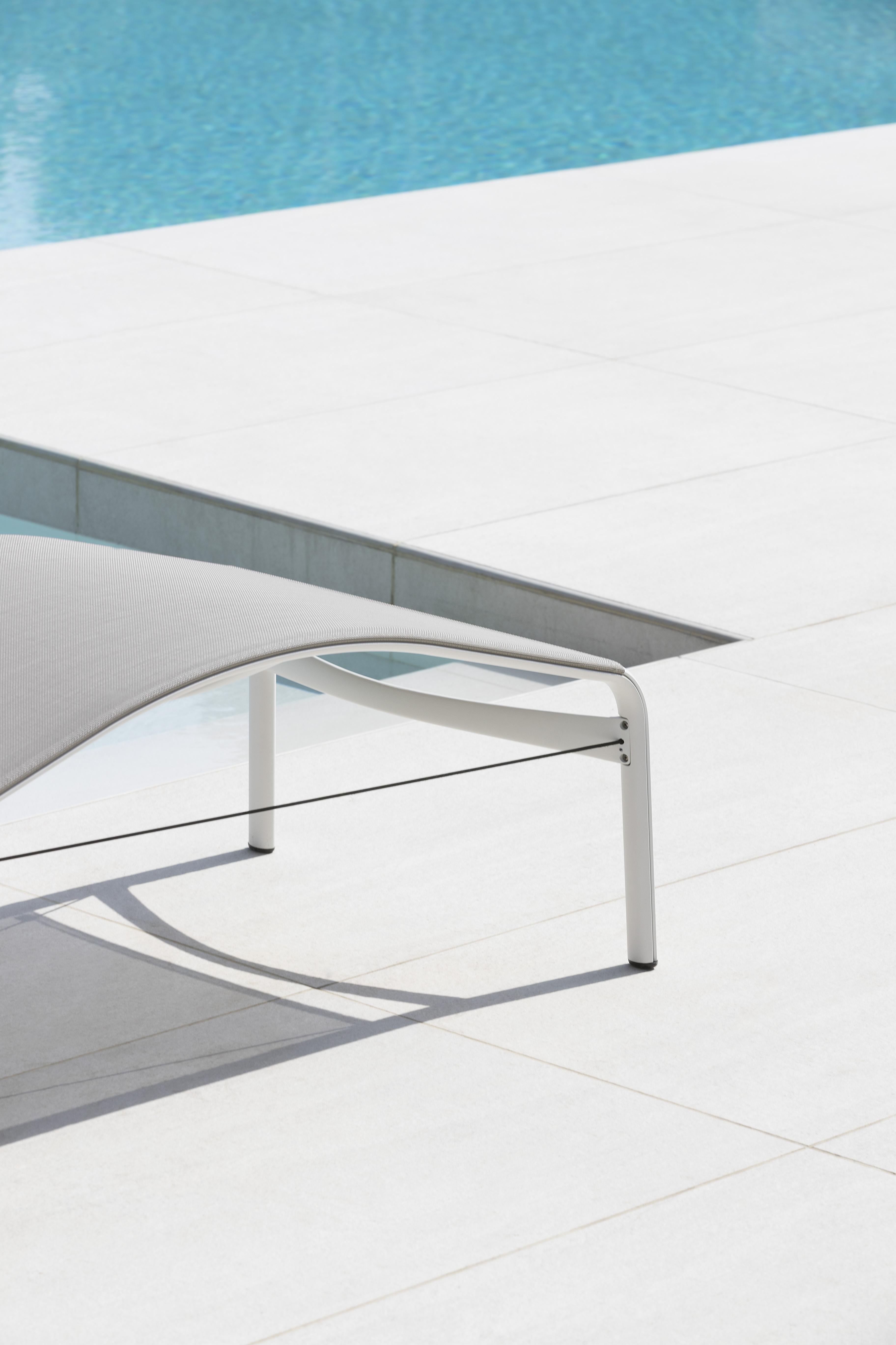 https://a.1stdibscdn.com/alias-419o-longframe-outdoor-chair-in-white-mesh-with-lacquered-aluminum-frame-for-sale-picture-6/22569652/f_308184321665581383340/_Q7I7207_master.jpg