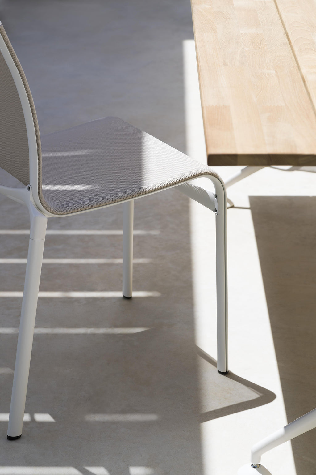 https://a.1stdibscdn.com/alias-highframe-40-chair-in-white-mesh-seat-with-chromed-aluminium-frame-for-sale-picture-7/22569652/f_308166621665574437510/_Q7I7313_master.jpg