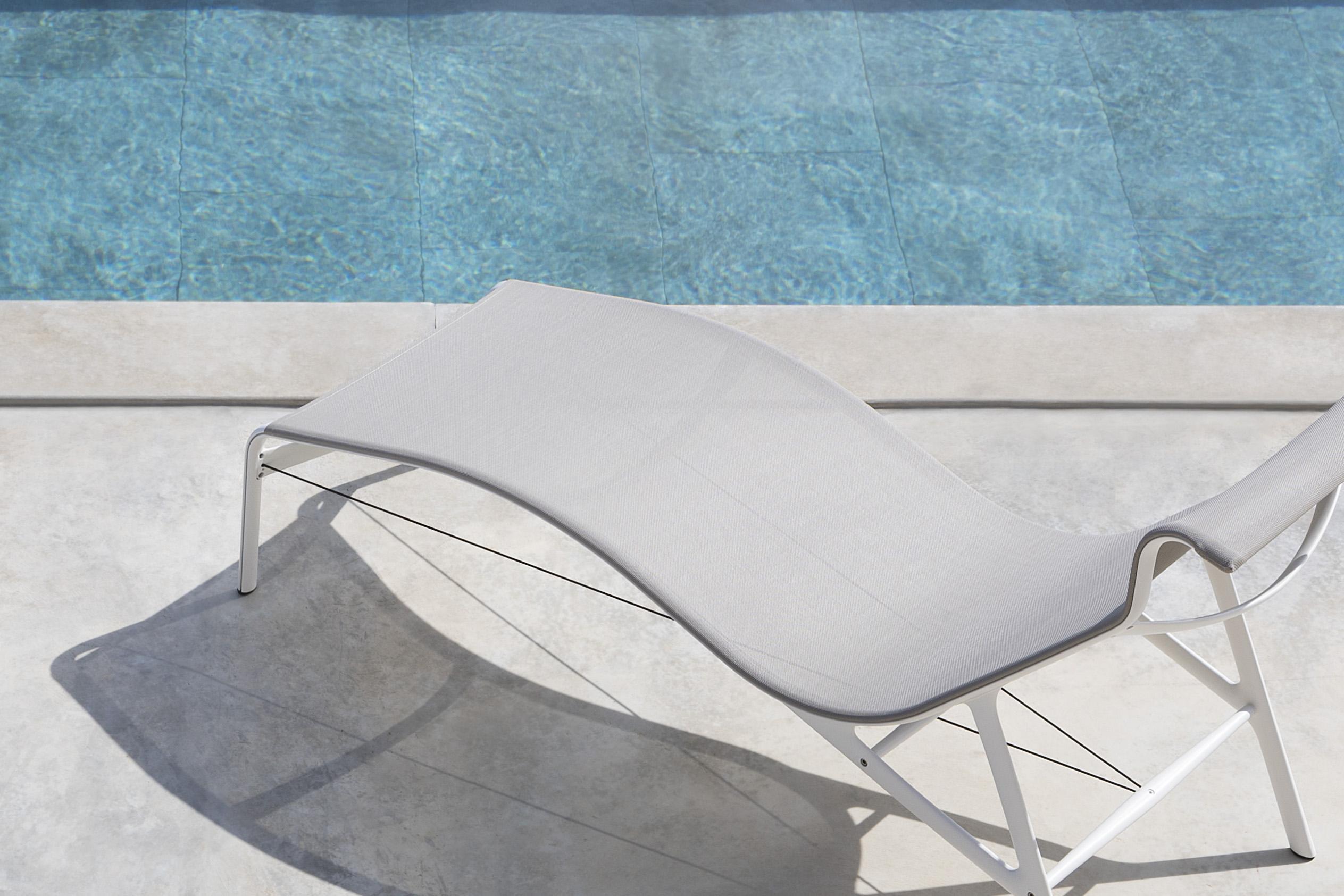 https://a.1stdibscdn.com/alias-419o-longframe-outdoor-chair-in-white-mesh-with-lacquered-aluminum-frame-for-sale-picture-7/22569652/f_308184321665581383655/_Q7I7467_master.jpg