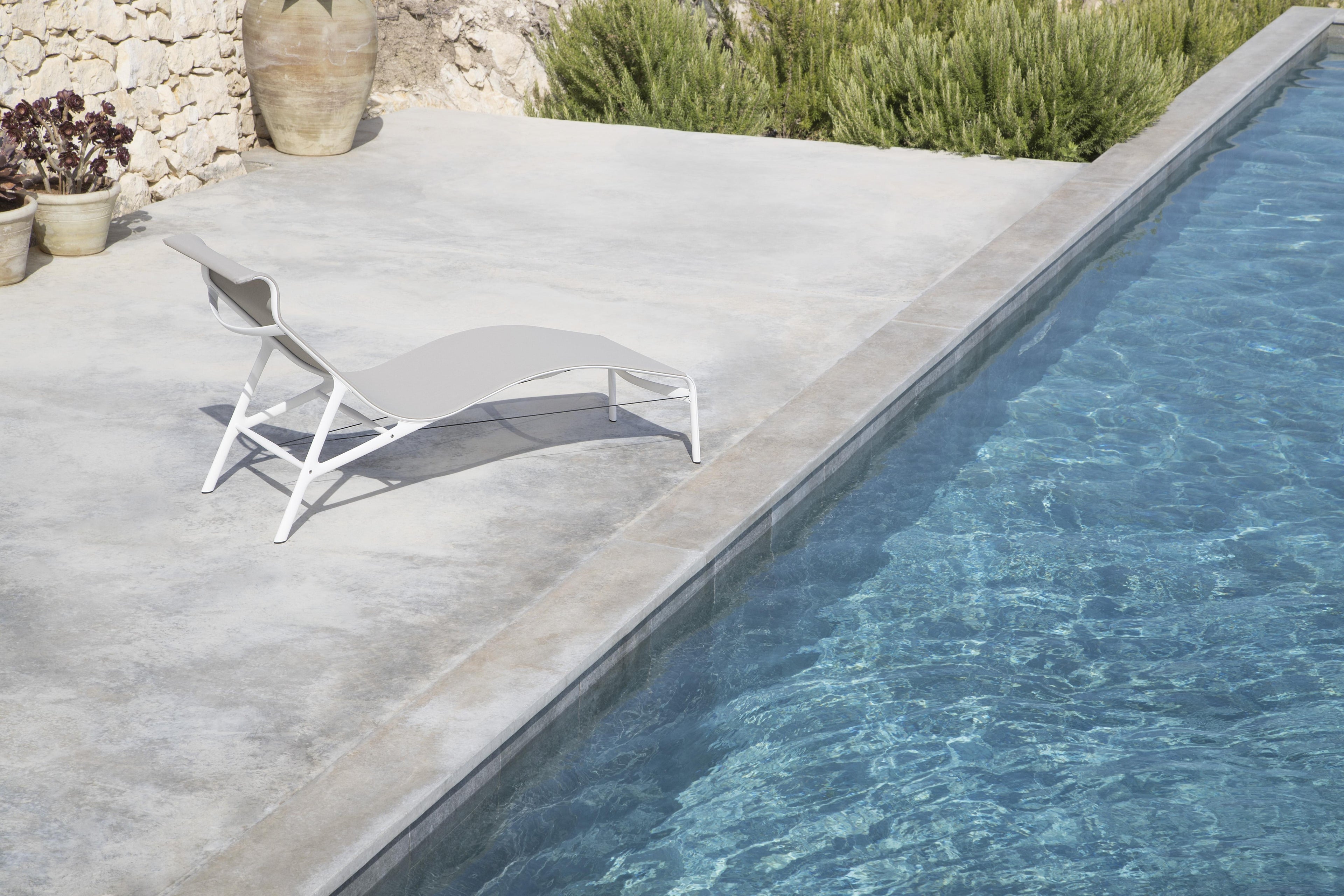 https://a.1stdibscdn.com/alias-419o-longframe-outdoor-chair-in-white-mesh-with-lacquered-aluminum-frame-for-sale-picture-9/22569652/f_308184321665581384756/_Q7I7487_master.jpg