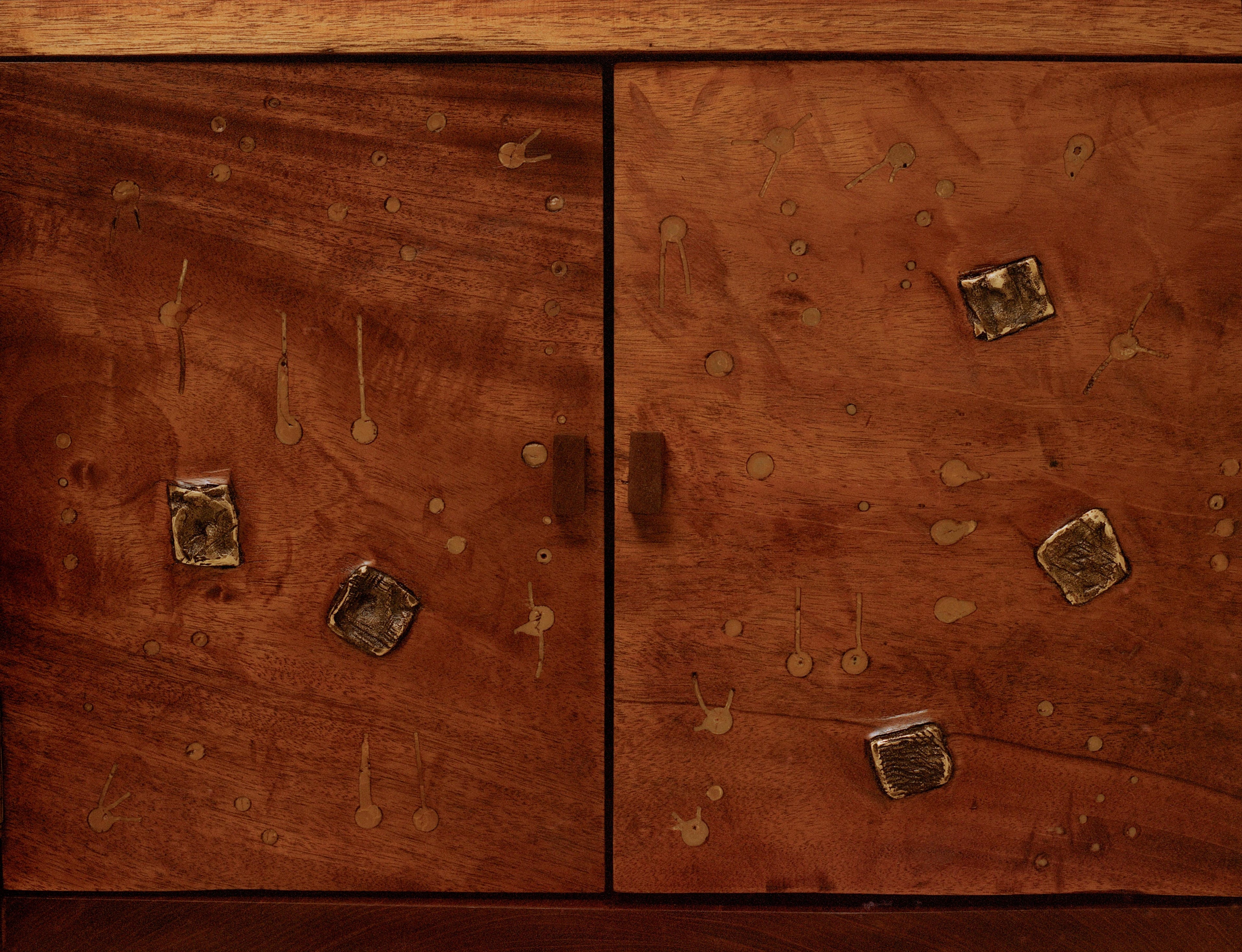 https://a.1stdibscdn.com/cabinet-by-rafael-triboli-for-sale-picture-3/f_85052/f_402321721718740211681/RAFA_TRIBOLI_2024_3_2_13__master.jpg