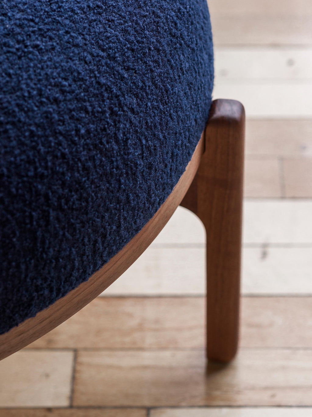 https://a.1stdibscdn.com/rikke-frost-rf1903-sideways-sofa-in-oiled-walnut-for-carl-hansen-son-for-sale-picture-3/f_14472/f_336869221680816136663/RF1903F_walnut_oil_baru0780_detail_master.jpg