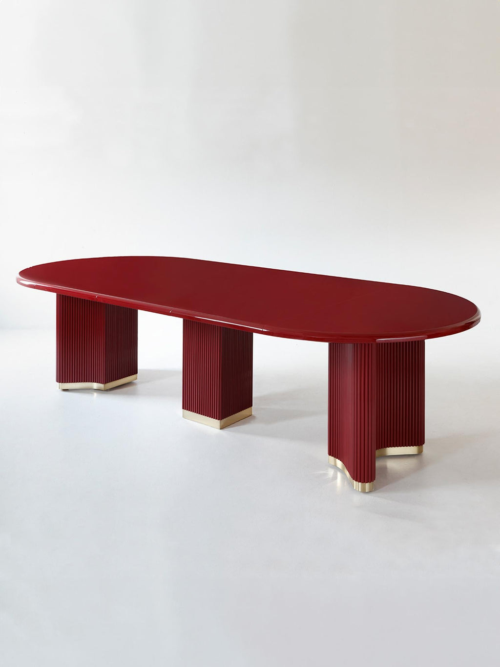 https://a.1stdibscdn.com/carmine-lacquer-dining-table-closed-for-sale-picture-5/f_106392/f_470421221760459008118/Red_Table_1_6e68908e_7297_4008_8fc2_4db72d24f047_master.jpg