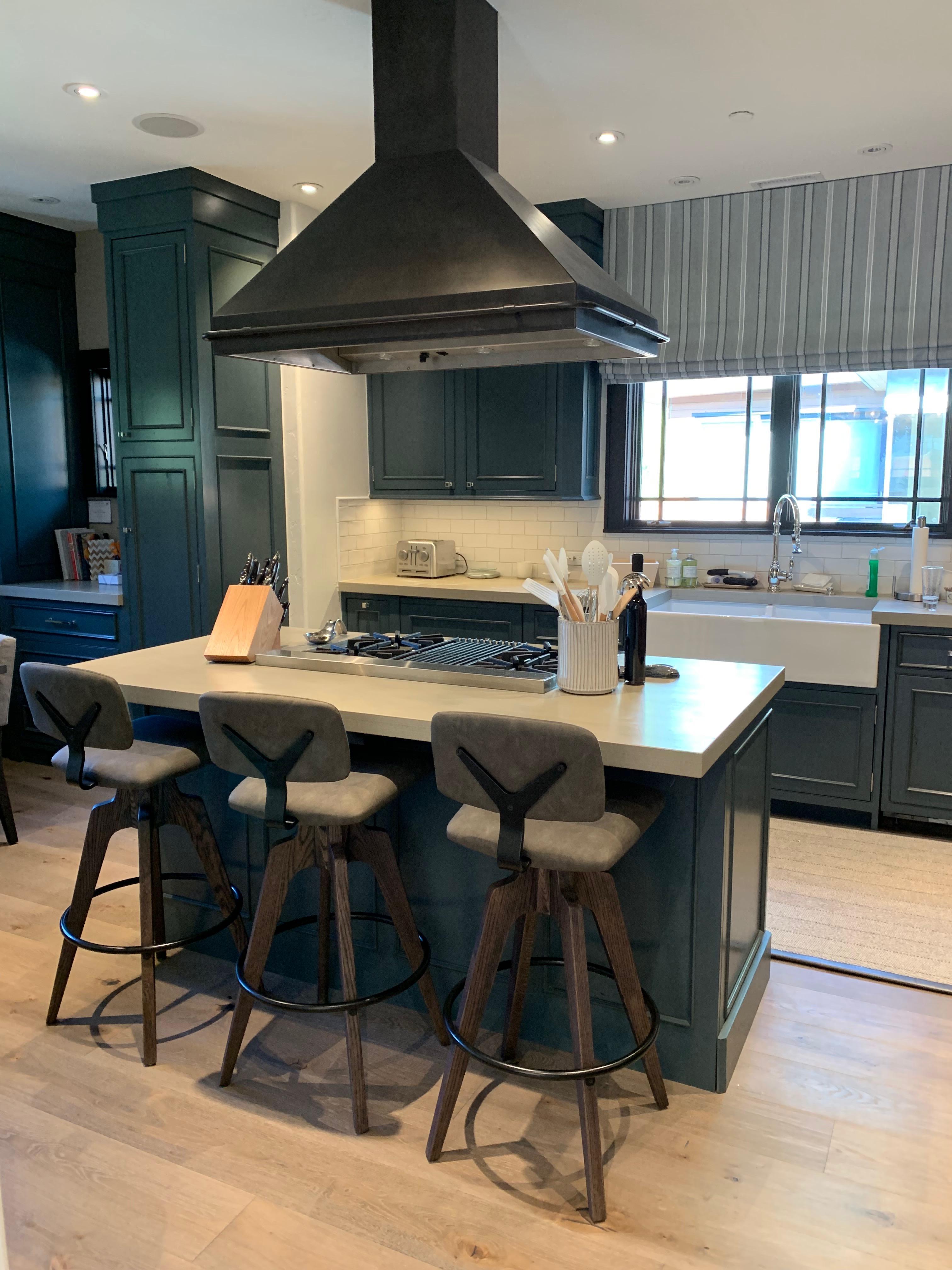 https://a.1stdibscdn.com/reeves-swivel-bar-stool-with-ash-legs-stained-walnut-leather-and-brass-accents-for-sale-picture-13/f_30933/f_11043293/Reeves_at_1636493391836_master.jpg
