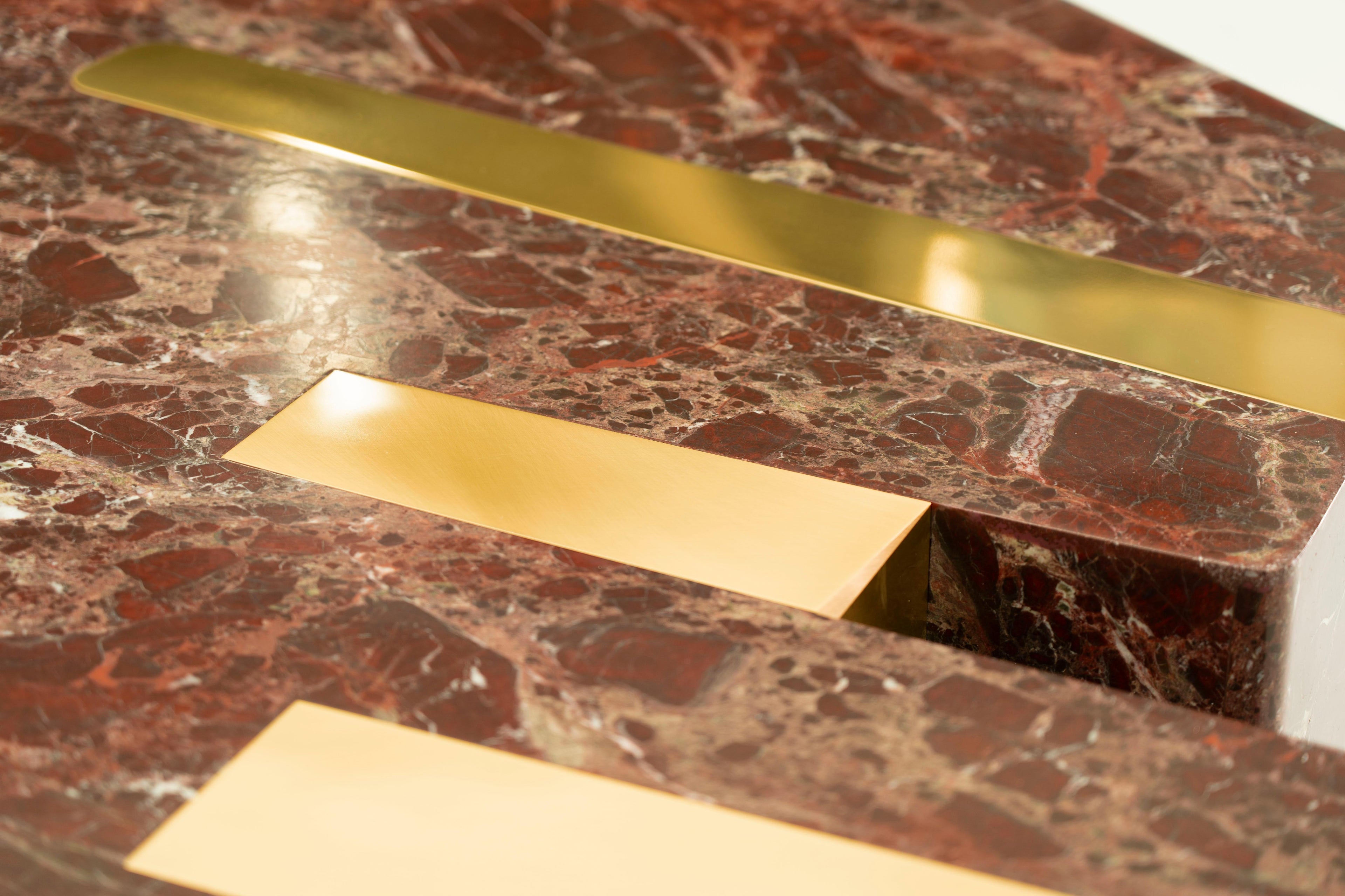 https://a.1stdibscdn.com/rey-21st-century-unique-modern-luxury-center-low-table-in-red-marble-and-brass-for-sale-picture-3/f_55762/f_224186721612536273997/Rey_Low_Table_3_Detail_master.jpg