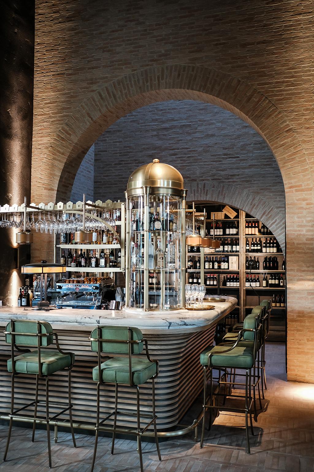 https://a.1stdibscdn.com/the-bar-chair-for-sale-picture-6/f_51171/1579857653340/Ristorante_Alle_Scuderie_and_Bar_Centrale_di_Reschio_20_master.jpg