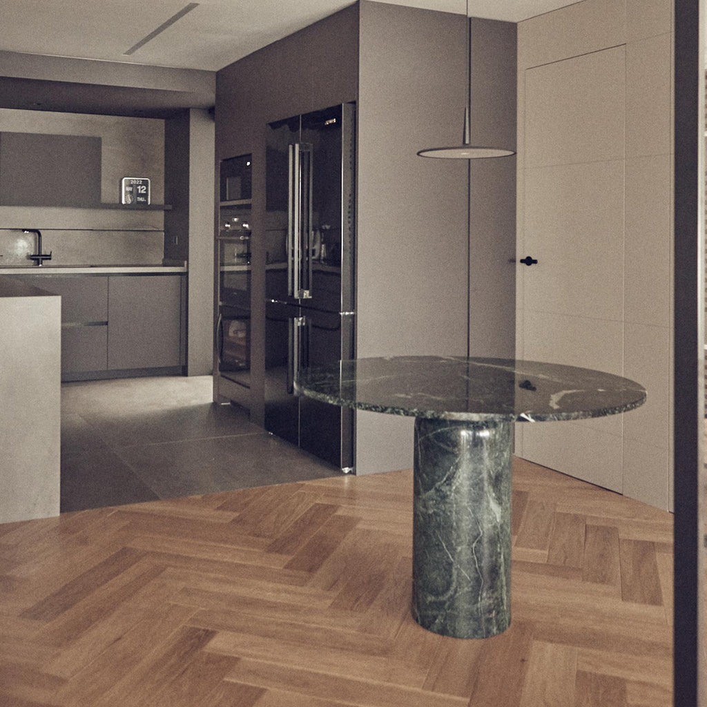 https://a.1stdibscdn.com/solid-green-macael-marble-round-dining-table-with-brass-detail-roser-for-sale-picture-11/44895362/f_467529821758536695731/Roser_04_master.jpg