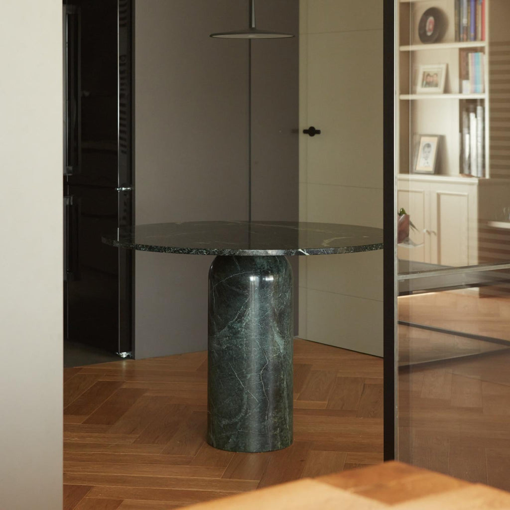https://a.1stdibscdn.com/solid-green-macael-marble-round-dining-table-with-brass-detail-roser-for-sale-picture-7/44895362/f_467529821758536694038/Roser_07_master.jpg