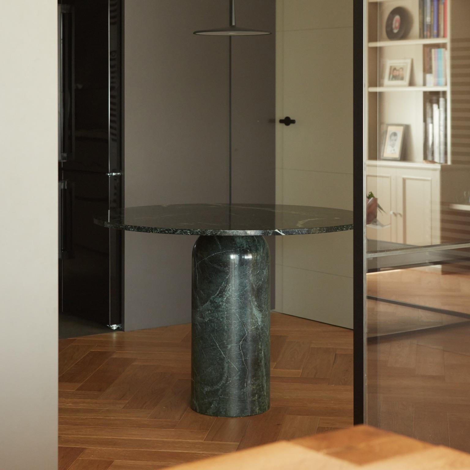 https://a.1stdibscdn.com/solid-green-macael-marble-round-dining-table-with-brass-detail-roser-for-sale-picture-7/44895362/f_467529821758536694038/Roser_07_master.jpg