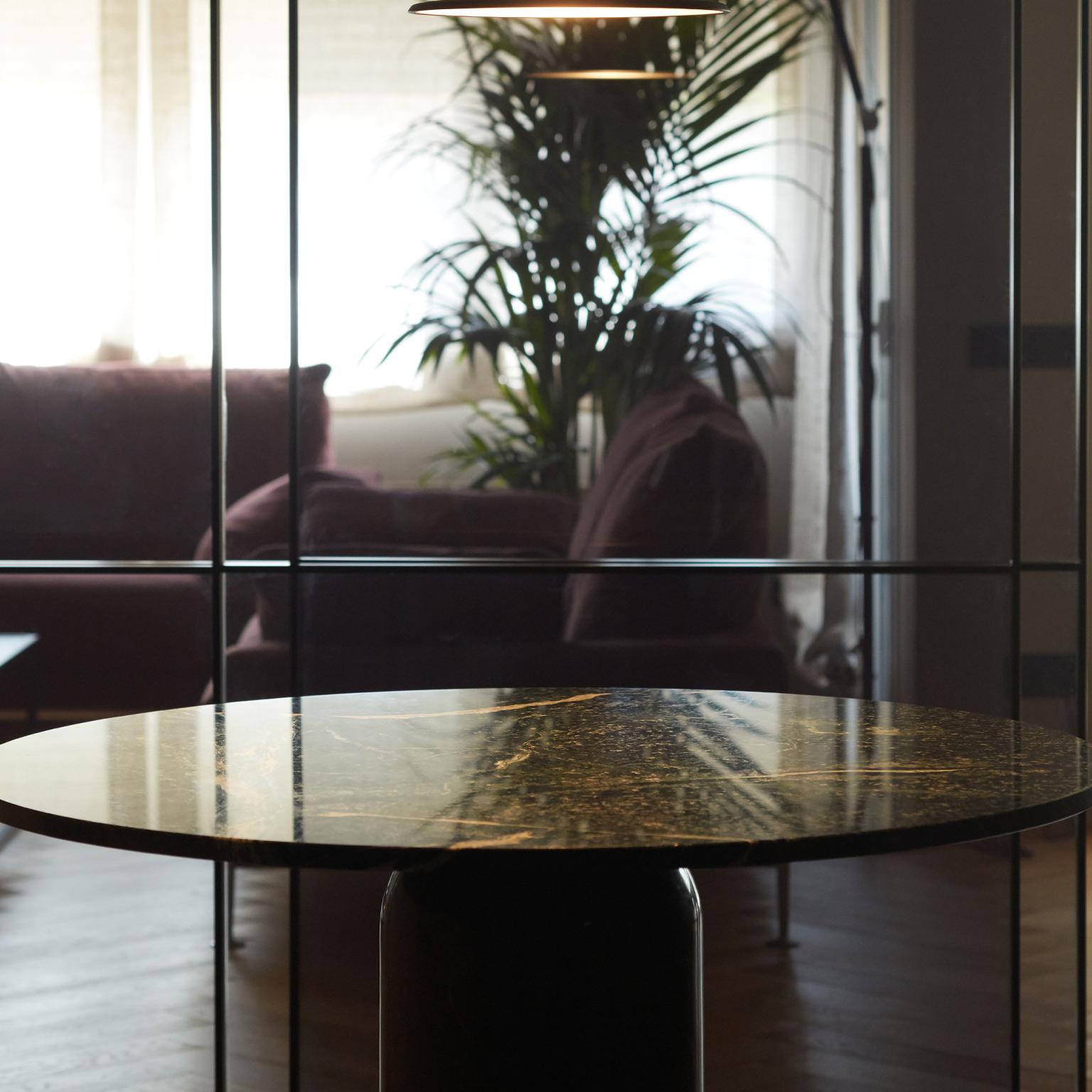 https://a.1stdibscdn.com/solid-green-macael-marble-round-dining-table-with-brass-detail-roser-for-sale-picture-10/44895362/f_467529821758536695302/Roser_08_master.jpg