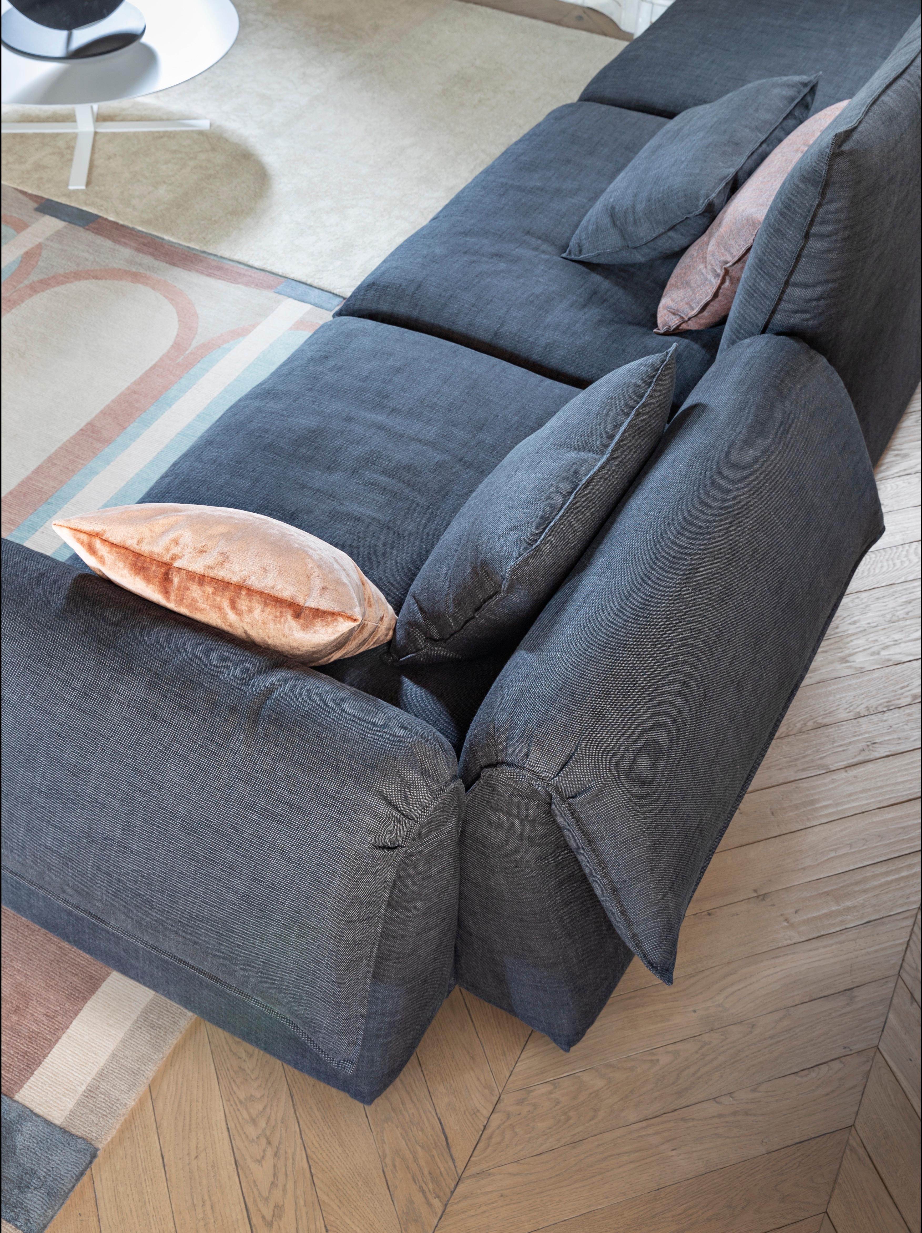 https://a.1stdibscdn.com/les-femmes-medium-sofa-in-lario-red-white-upholstery-by-giuseppe-vigano-for-sale-picture-7/22569652/f_265730221639712154152/SABA_LesFemmes_2_BeppeBrancato_master.jpg