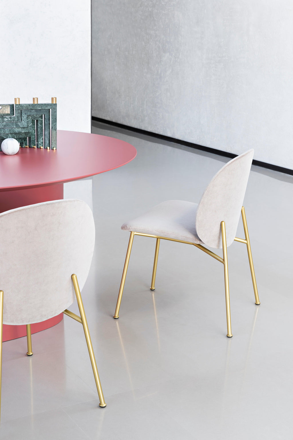 https://a.1stdibscdn.com/ola-chair-in-violet-19-beige-upholstery-with-satin-brass-legs-by-saba-for-sale-picture-5/22569652/f_265576121639647466061/SABA_OlaChair_2_BeppeBrancato_1__master.jpg